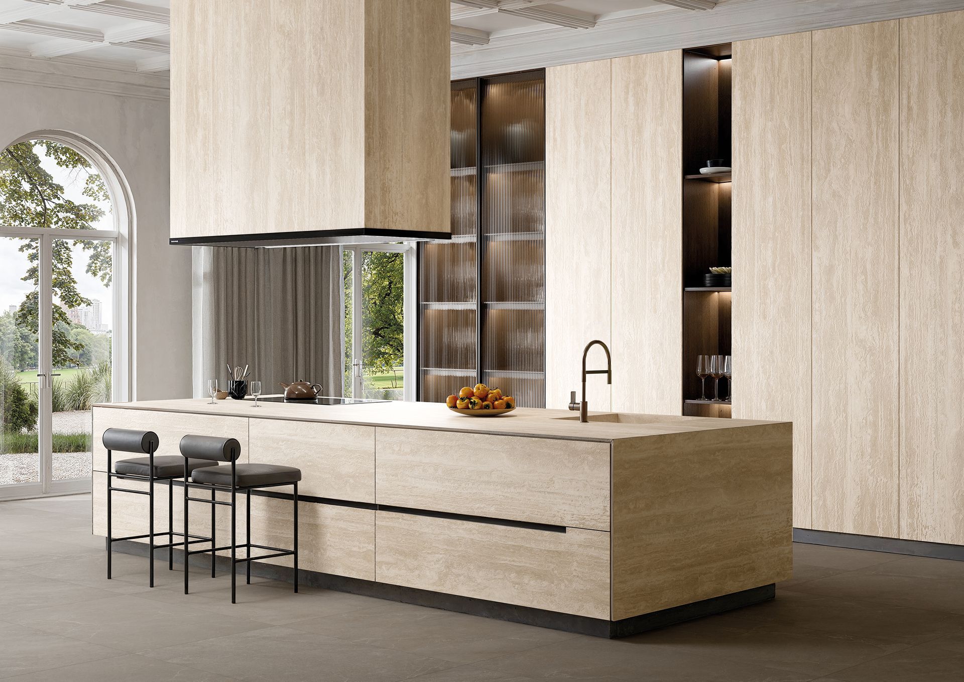 Cuisine moderne et minimaliste avec îlot en bois clair, tabourets de bar et grandes fenêtres