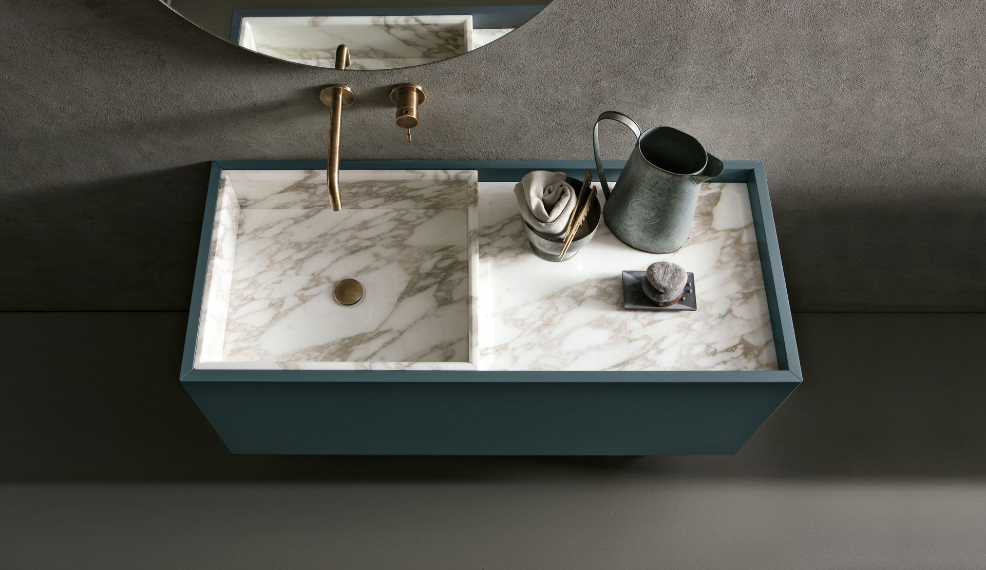 Meuble-lavabo moderne avec comptoir en marbre, robinet chromé, distributeur de savon, gobelet et petite vasque.