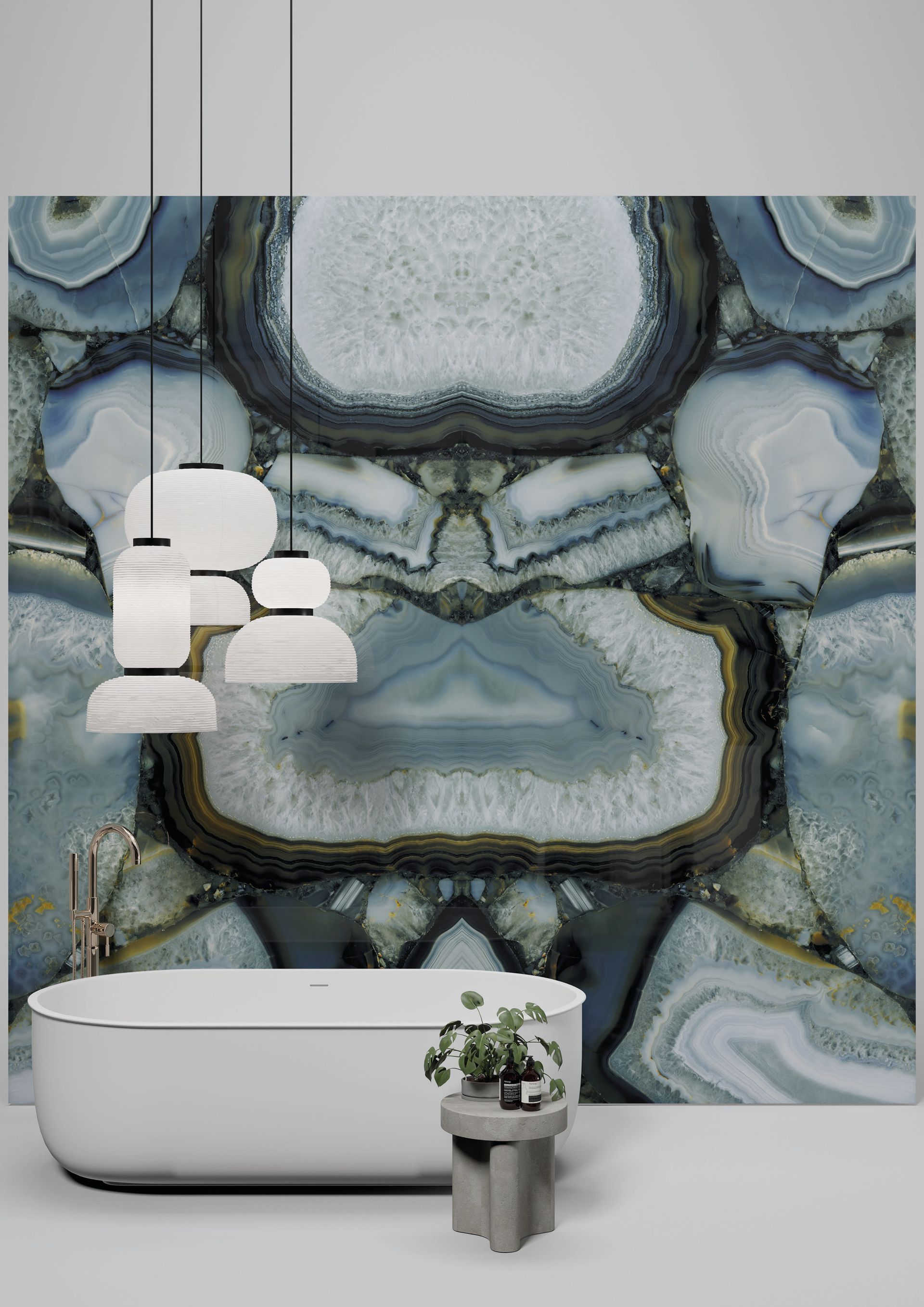 Salle de bain moderne avec un mur d'accent en marbre, baignoire blanche, suspensions lumineuses et petit repose-pieds pour plantes
