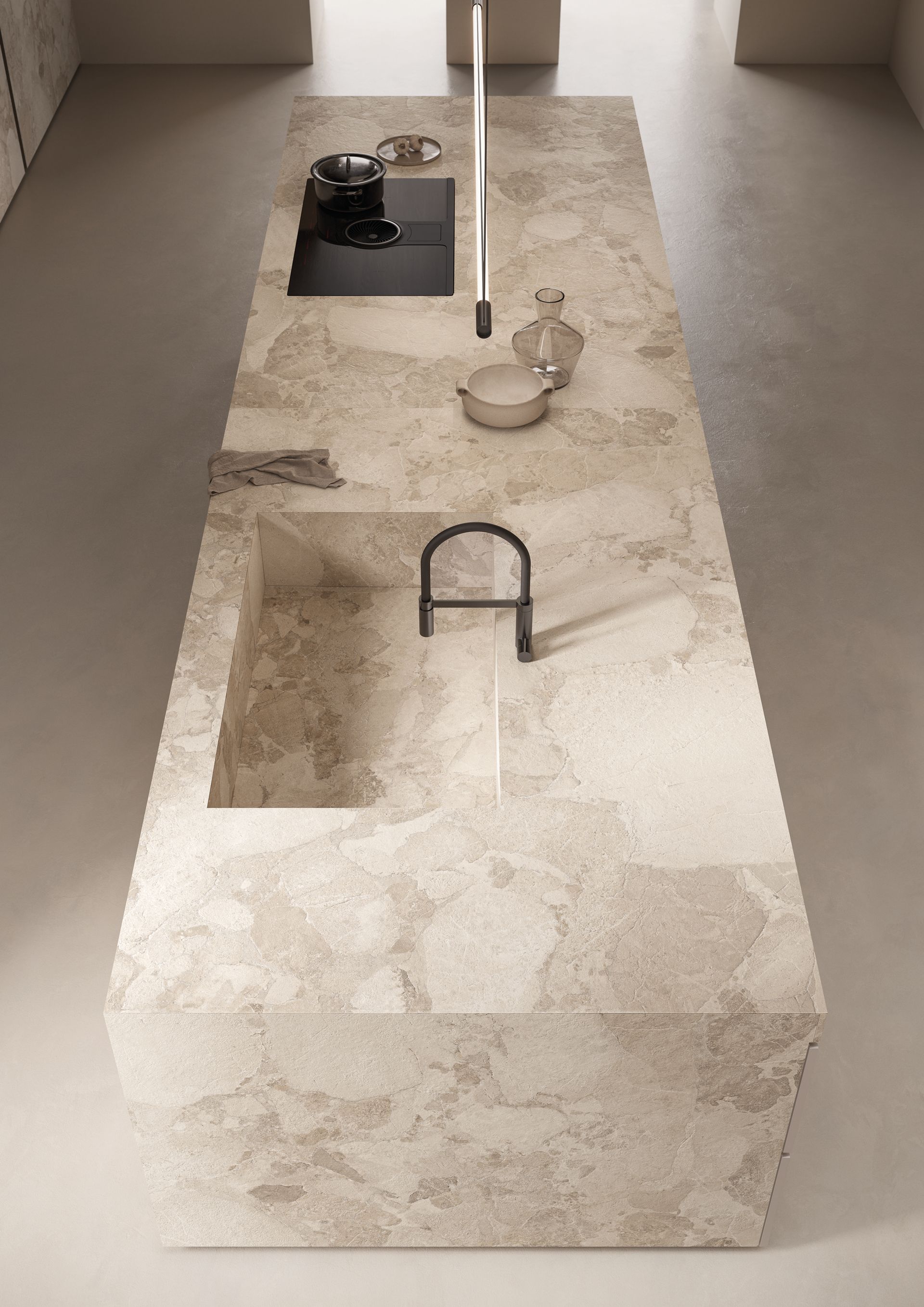 Sculpture en pierre ressemblant à un lavabo et à ses accessoires de salle de bain dans un espace de galerie