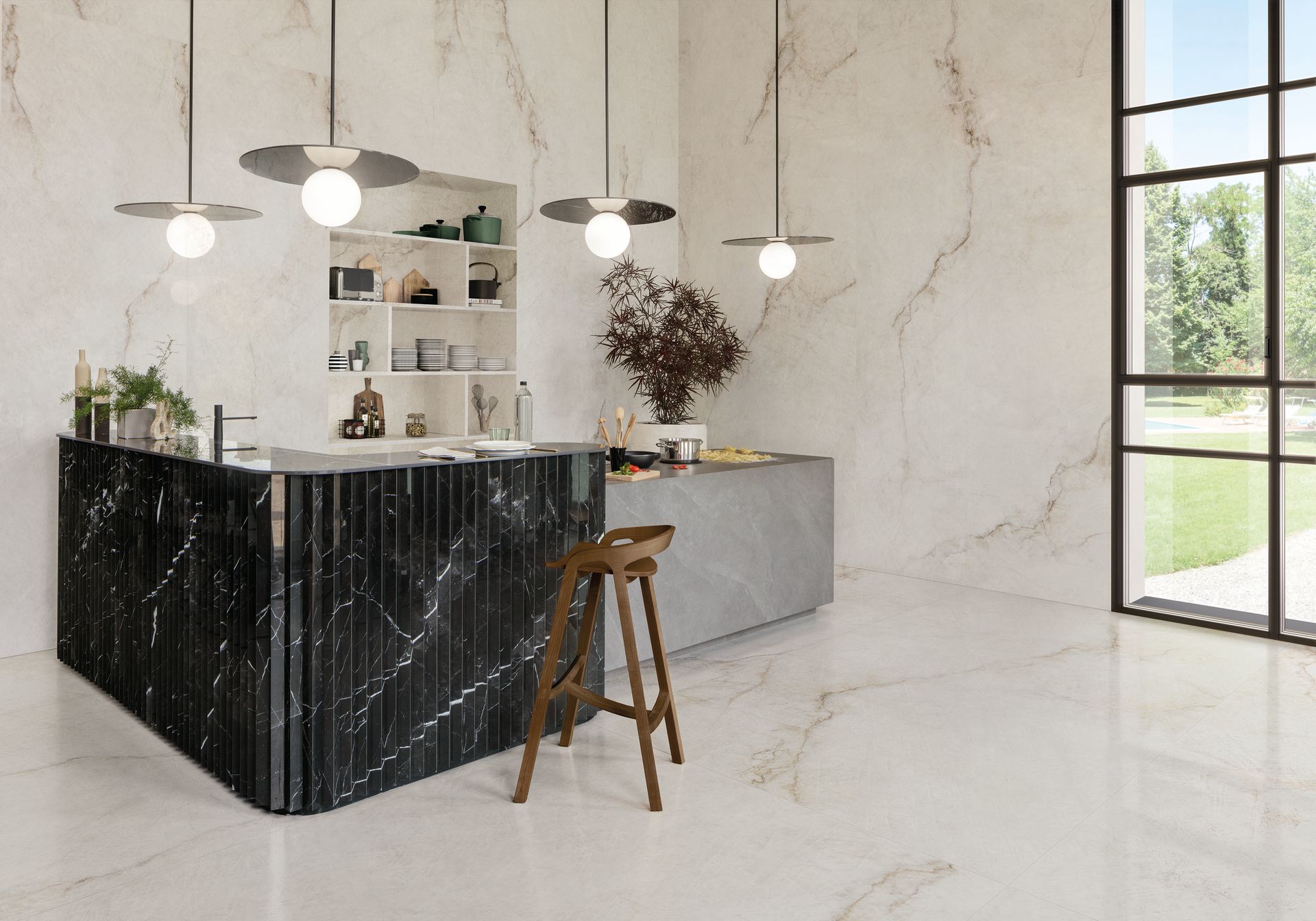 Cuisine moderne et minimaliste avec îlot en marbre noir, tabouret de bar, suspensions lumineuses et grande fenêtre offrant une vue dégagée.