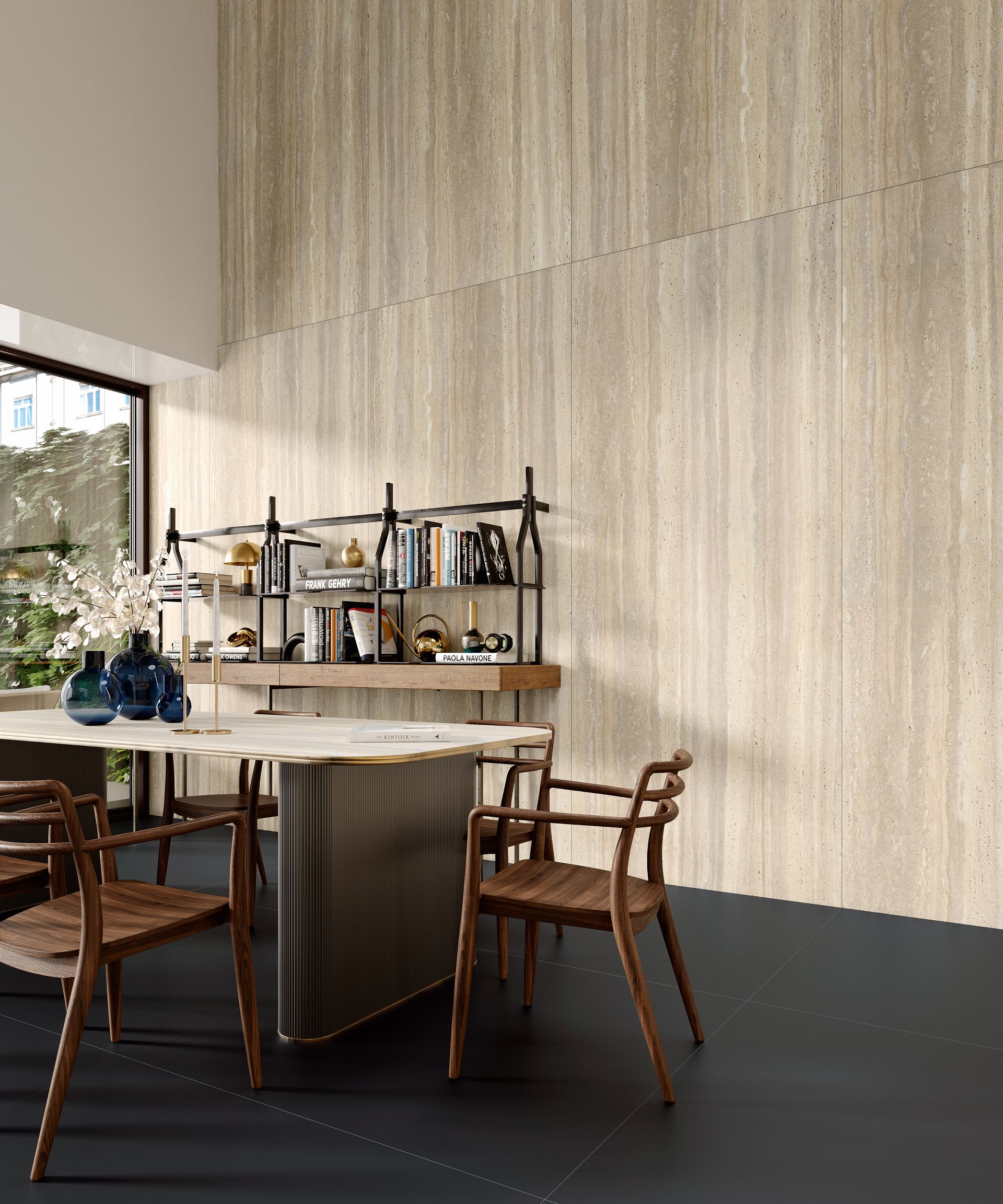 Cuisine moderne avec îlot en marbre, chaises en bois et haut mur texturé près d'une fenêtre