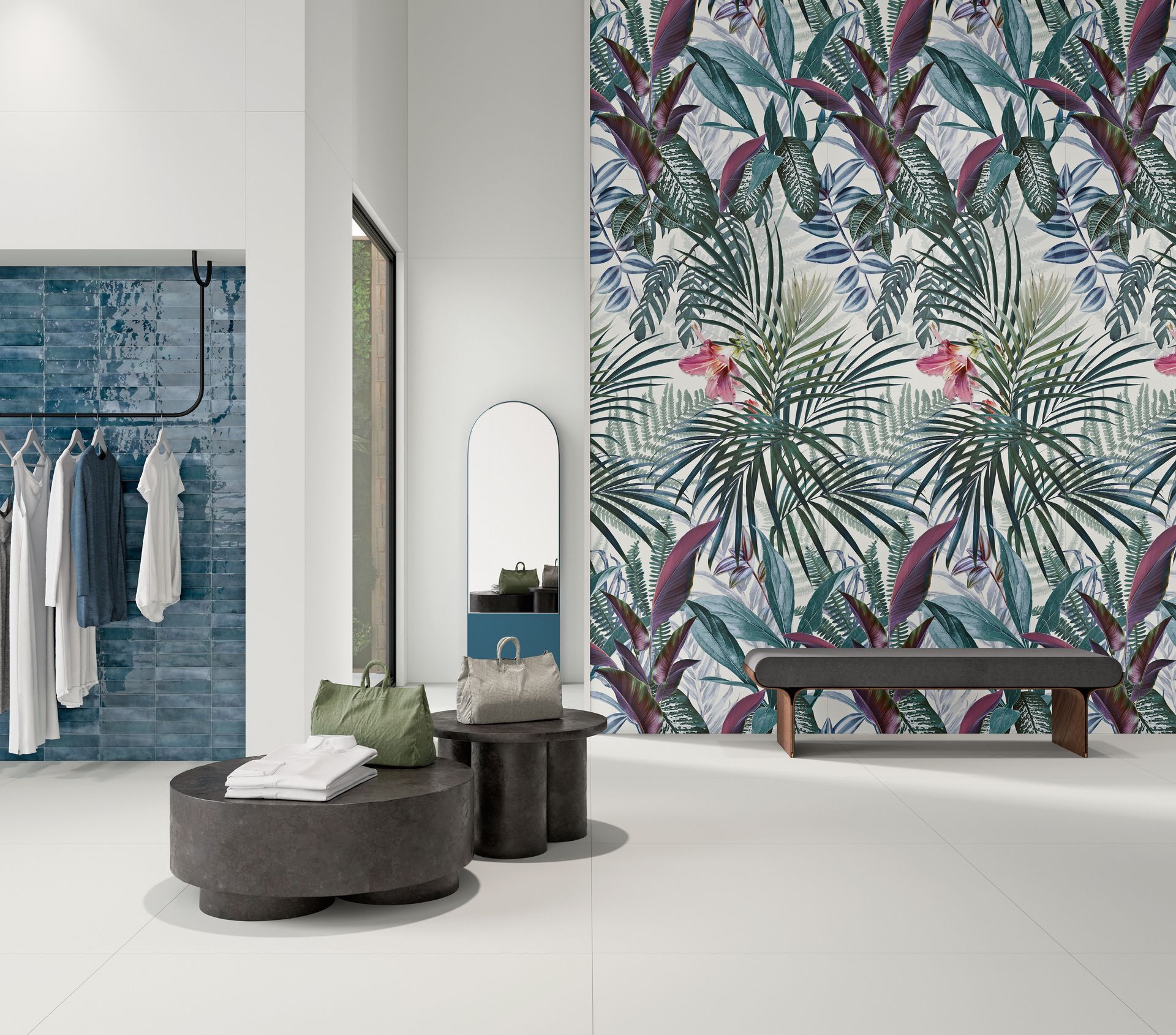 Cabine d'essayage moderne de boutique avec banc bleu, miroir et papier peint tropical