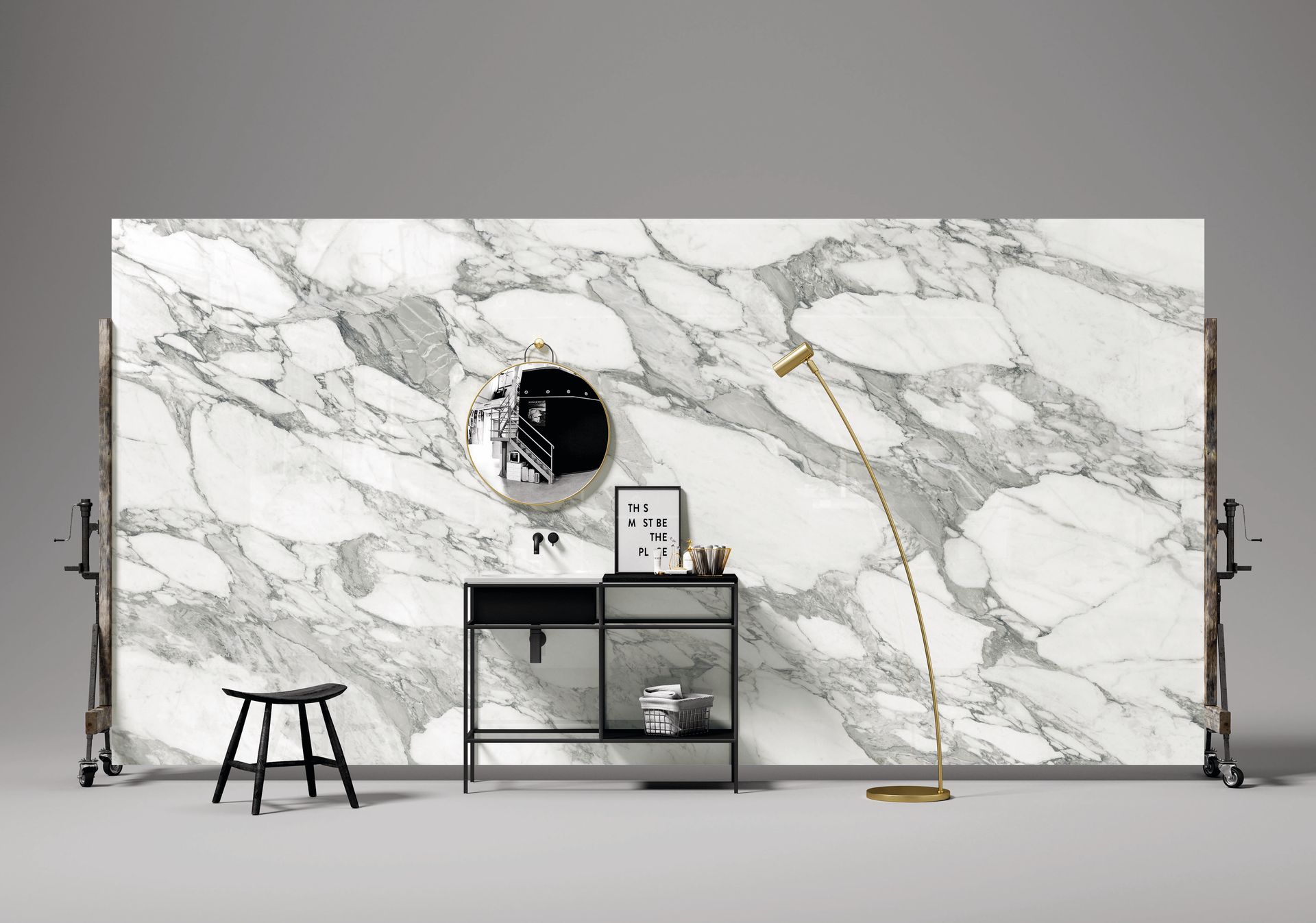 Fond mural à motif marbré avec éclairage studio, étagère noire, tabouret et accessoires de décoration dans un décor minimaliste