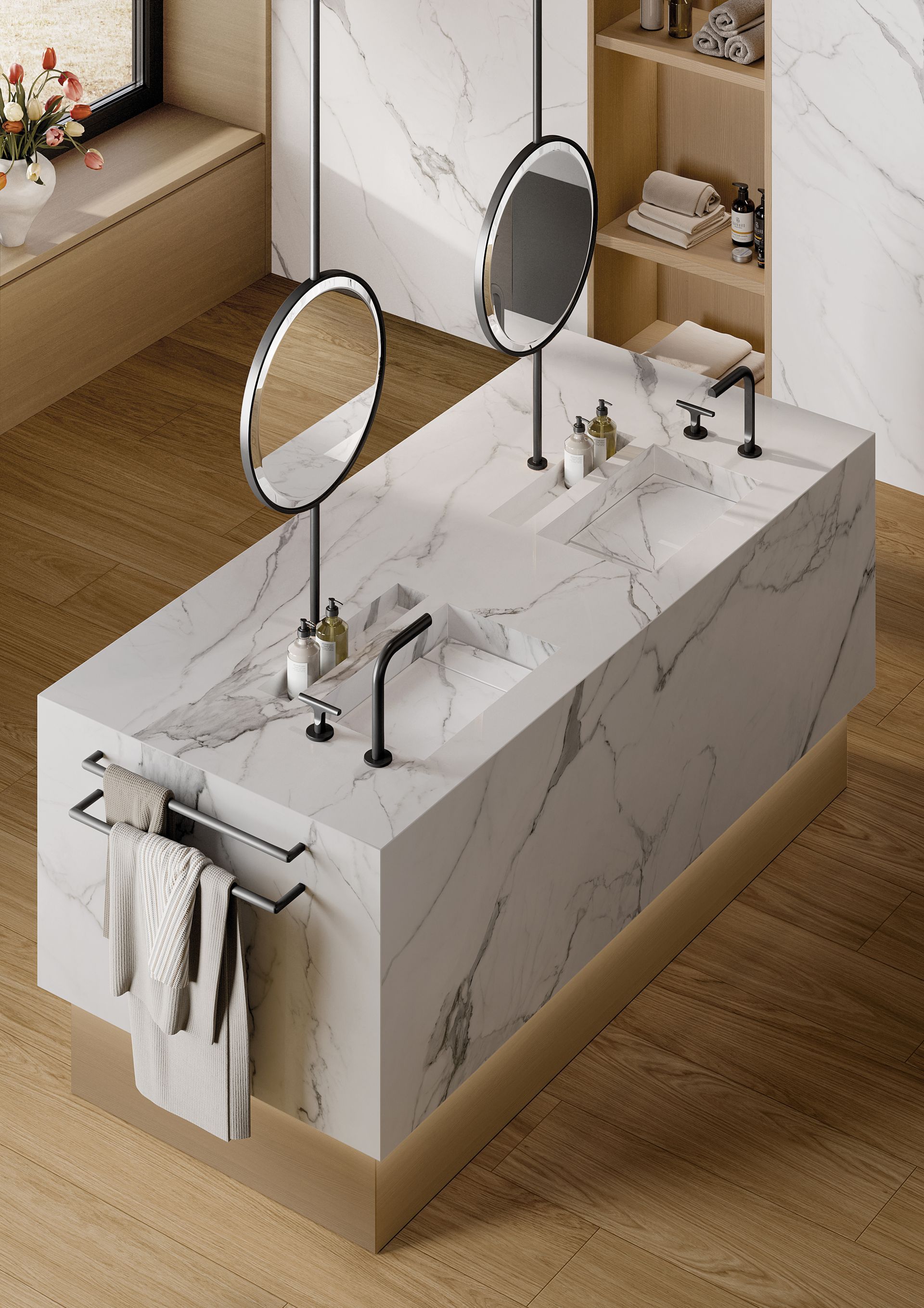 Salle de bains moderne avec double vasque en marbre, deux miroirs, robinetterie en laiton et parquet.