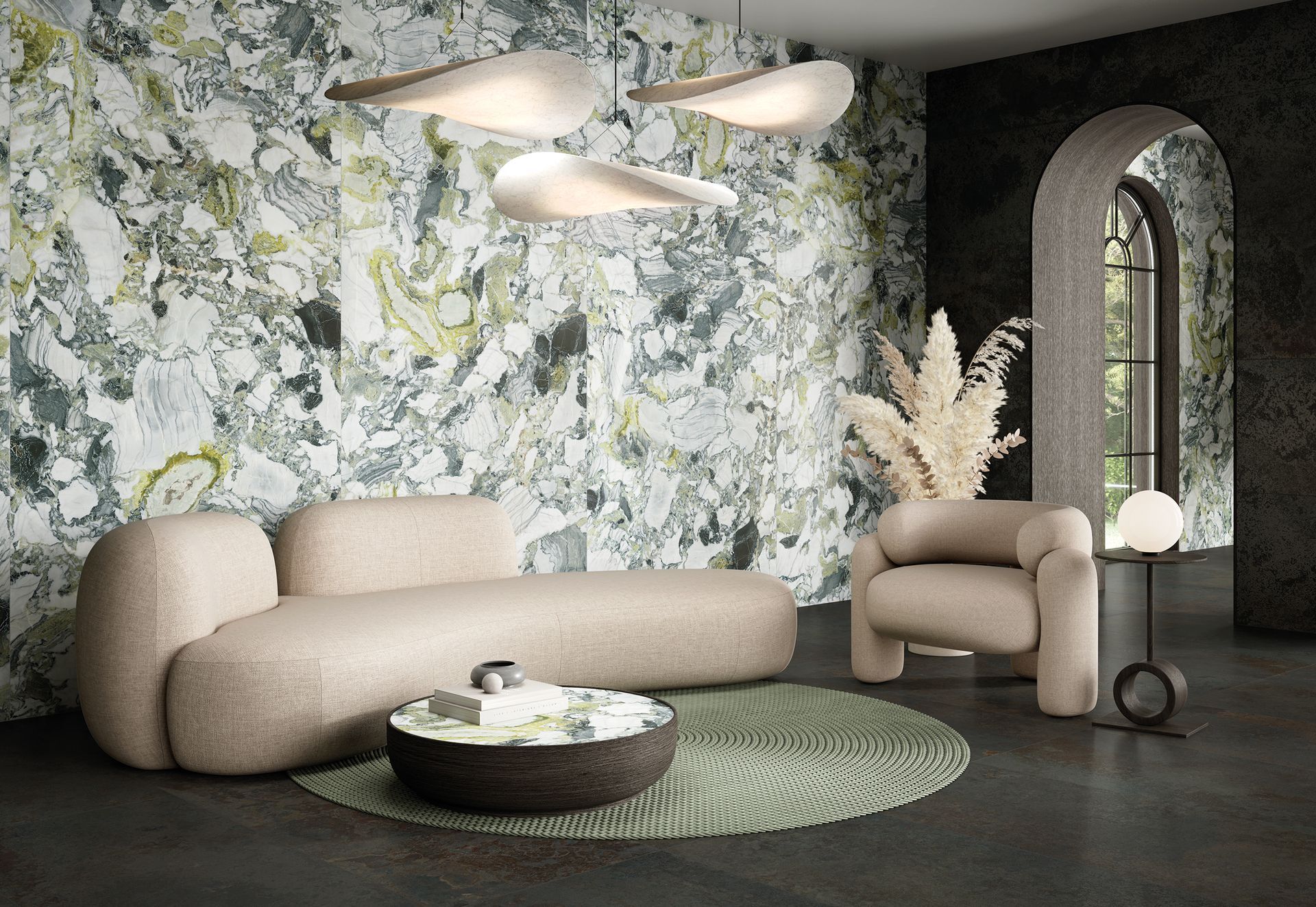 Salon moderne avec un canapé beige incurvé, une table basse ronde, du papier peint fleuri et une fenêtre cintrée
