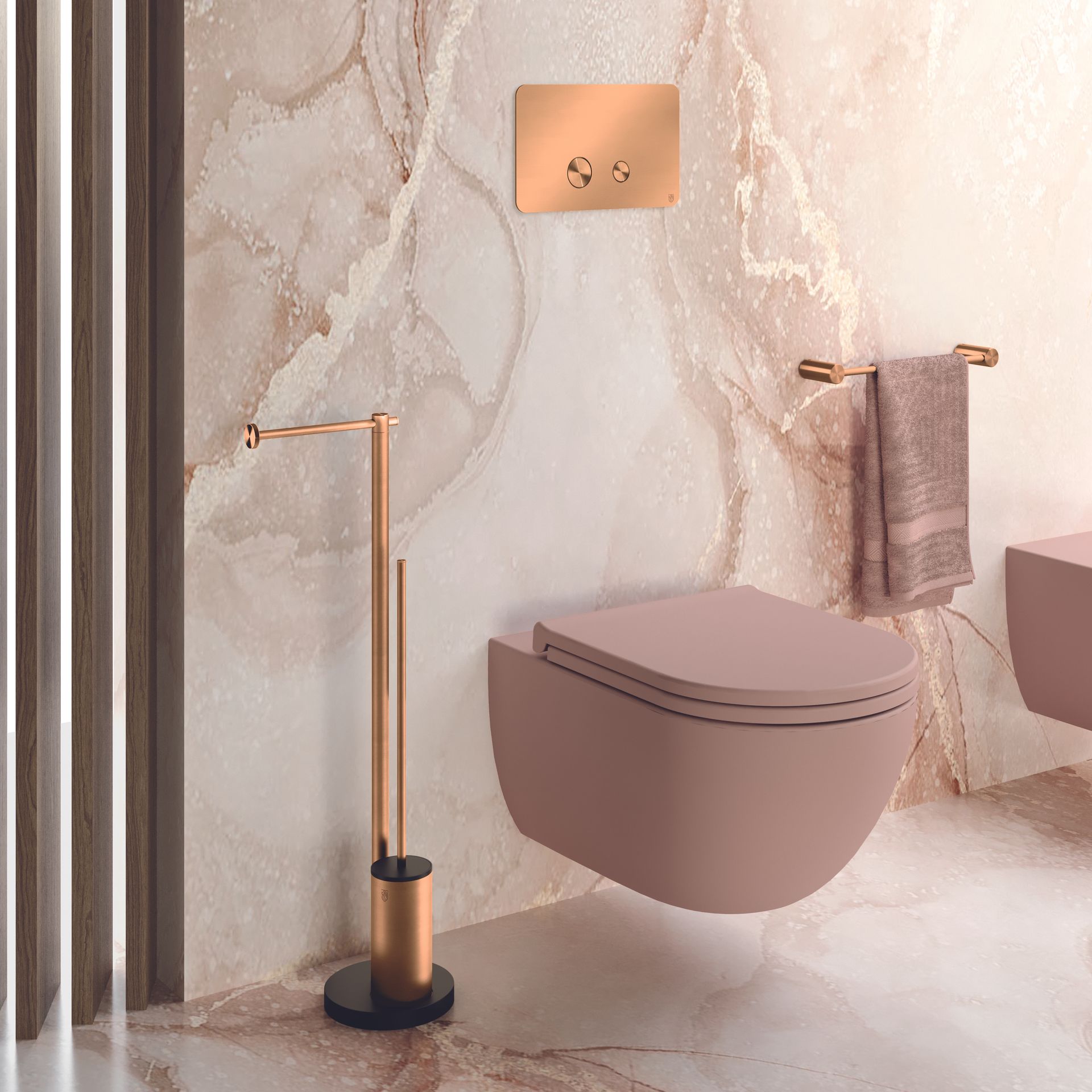 Salle de bains moderne avec murs en marbre, toilettes suspendues, robinetterie en cuivre et porte-brosse WC