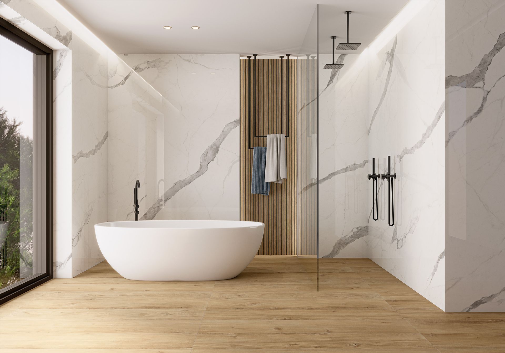 Salle de bains moderne avec baignoire îlot, douche en verre, murs en marbre et parquet.