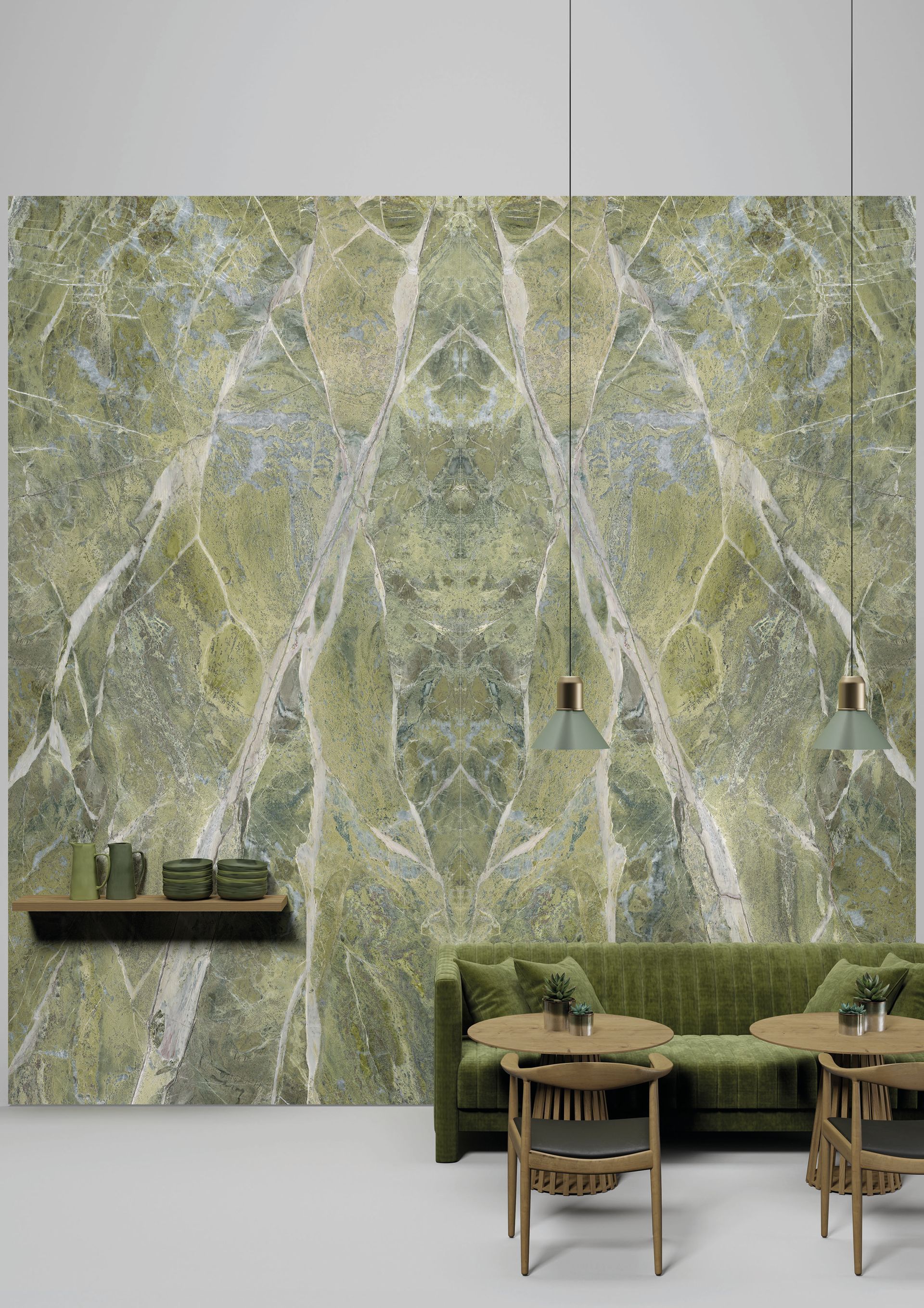 Mur à motif marbre vert avec une petite étagère, des suspensions lumineuses et une table avec des chaises dans un intérieur moderne