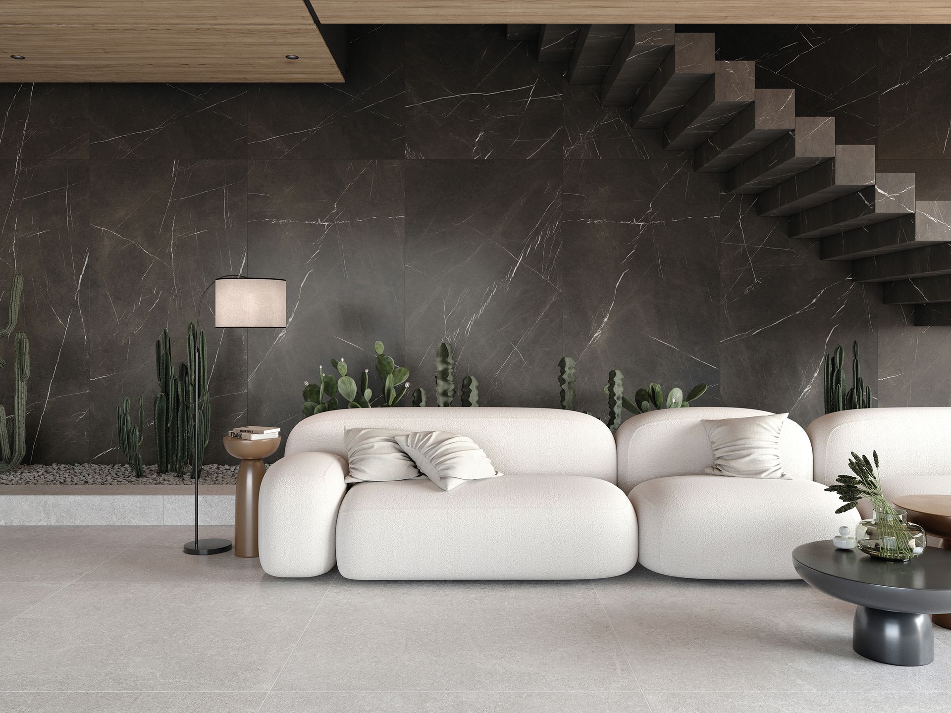 Salon moderne avec canapé blanc, mur en marbre, lampadaire, plantes et escalier aux marches en bois foncé.