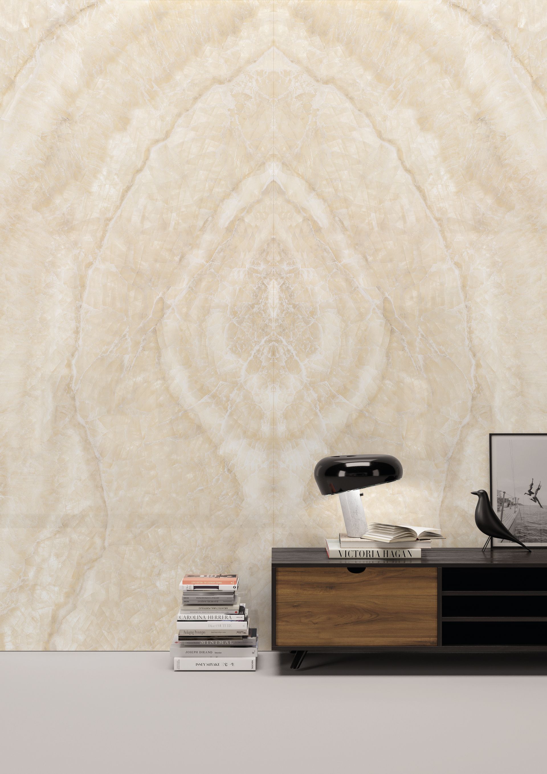 Salon minimaliste avec un mur à motifs crème, un meuble TV bas, des livres empilés et une lampe noire.
