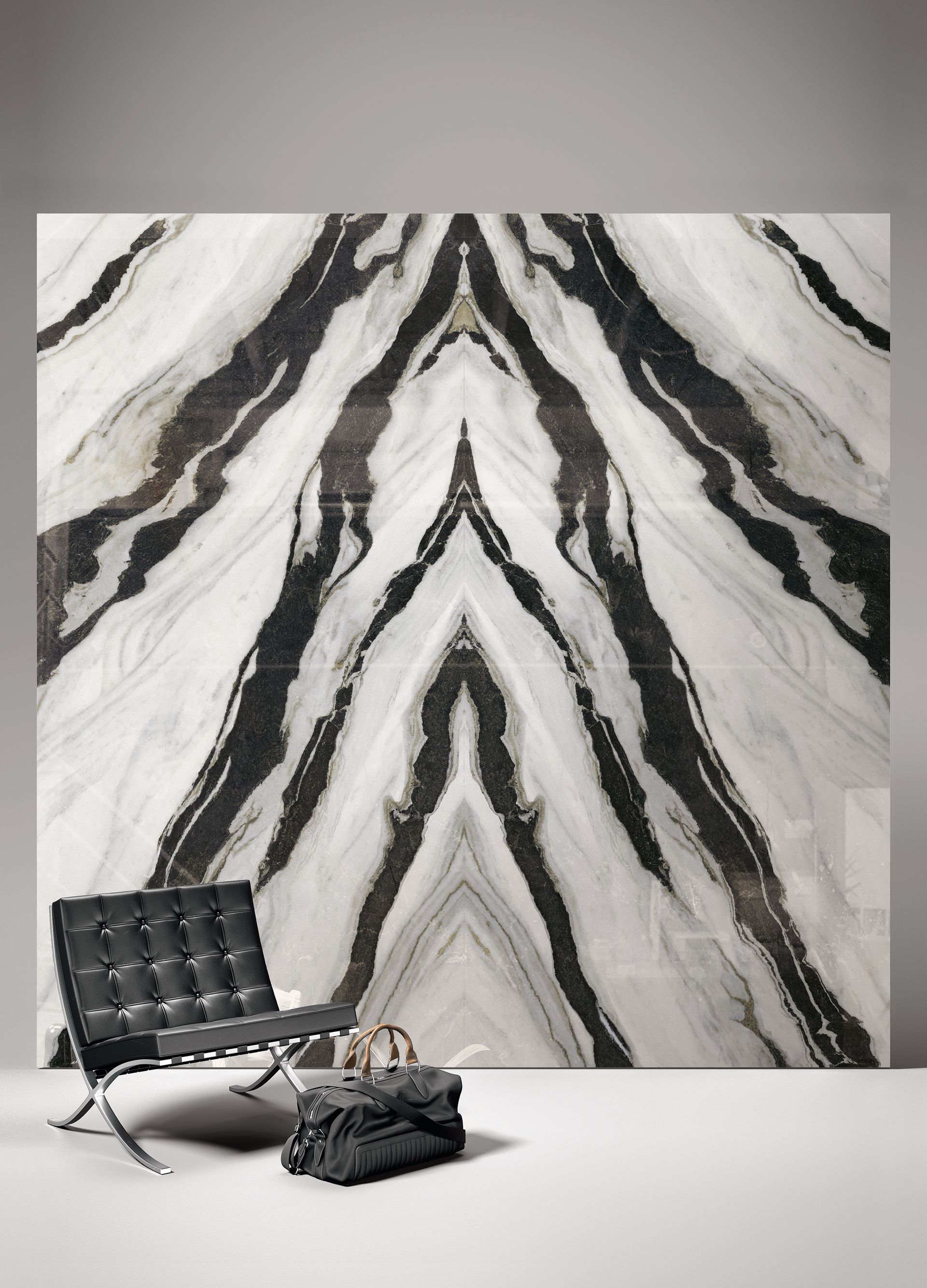 Un tableau mural en marbre noir et blanc derrière un fauteuil en cuir noir et un sac à main sur un sol blanc