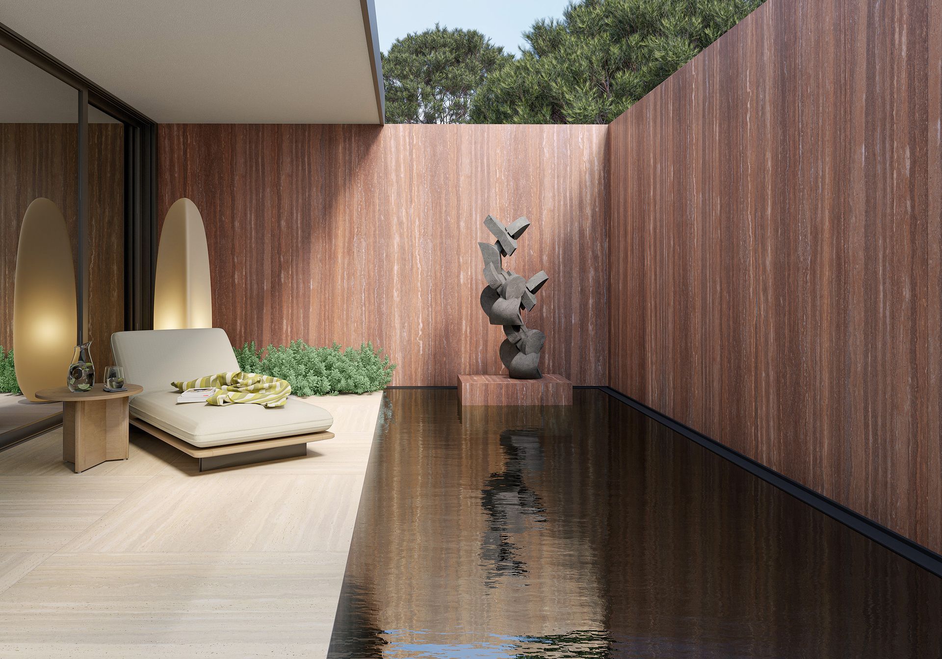 Patio moderne avec chaises longues, murs en bois et un bassin réfléchissant près d'une sculpture