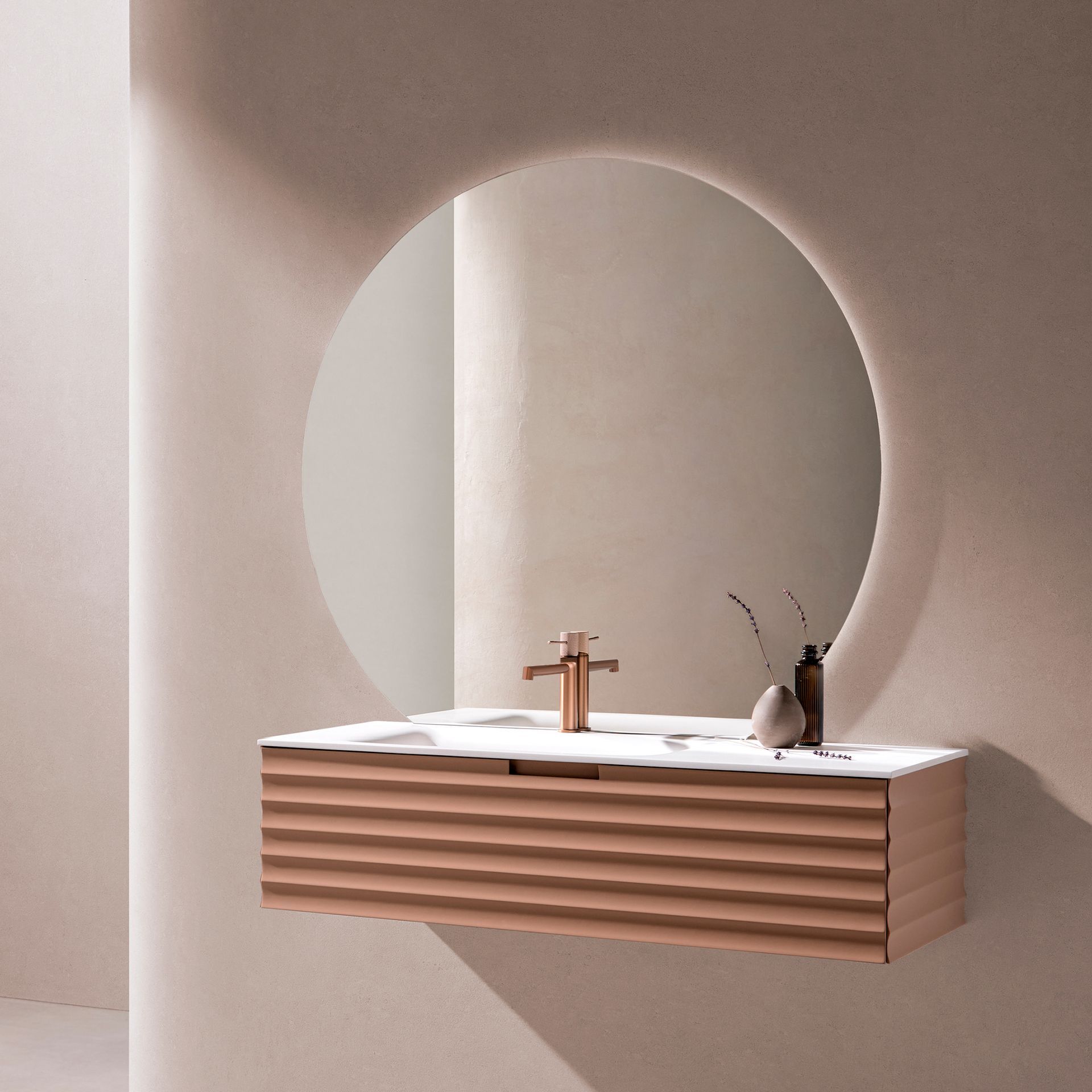 Meuble-lavabo minimaliste avec miroir rond, armoire suspendue en bois, lavabo et vase sur un mur beige
