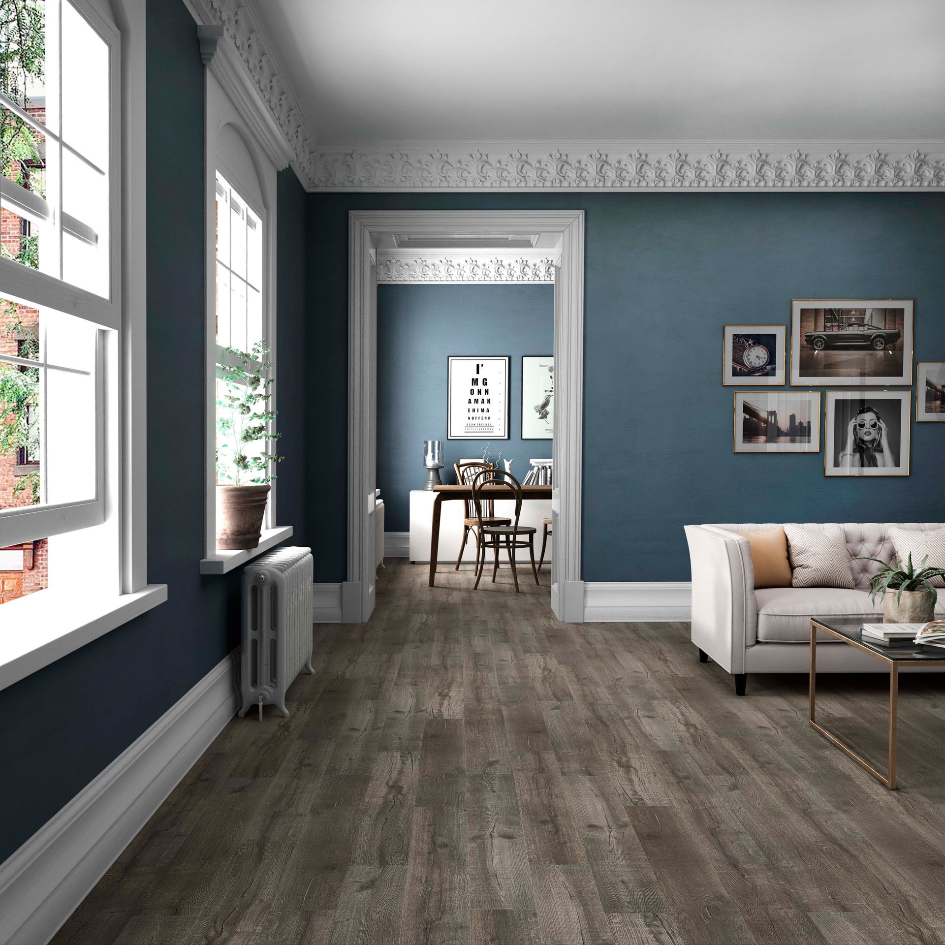 Salon bleu élégant avec parquet, canapé et grandes fenêtres donnant sur un coin repas