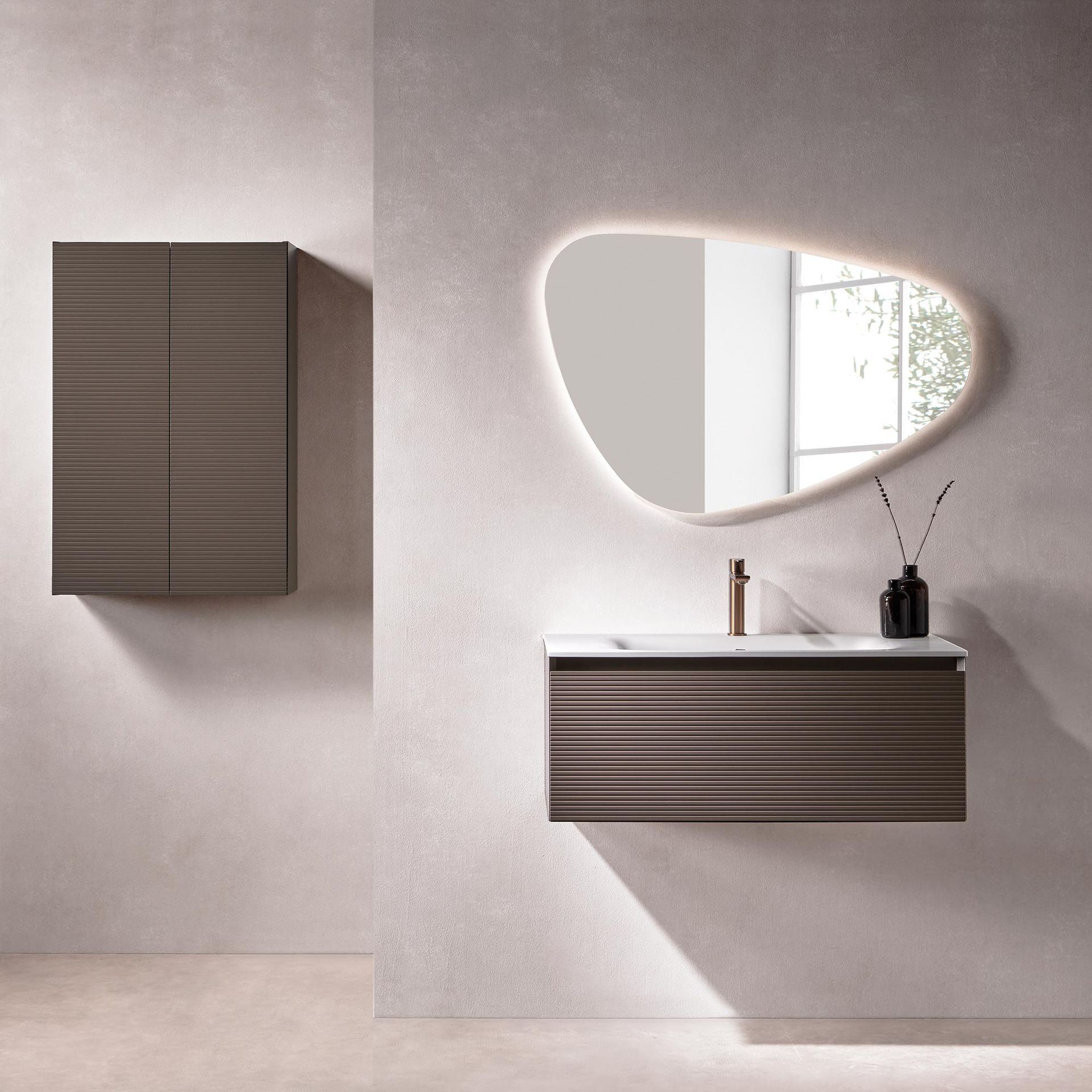 Salle de bains moderne avec meuble-lavabo suspendu, miroir ovale, armoire murale et tons neutres doux