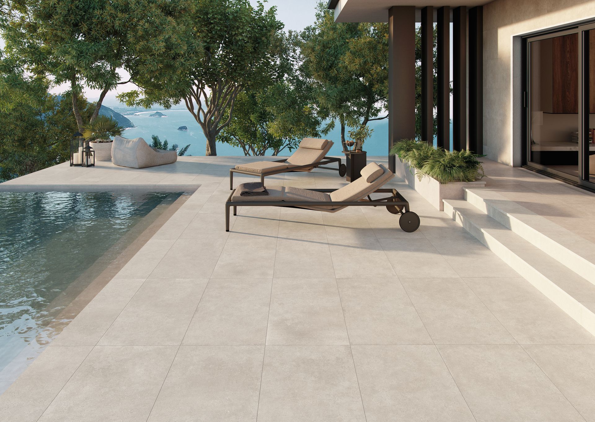 Patio moderne au bord de la piscine avec chaises longues, marches et arbres à côté d'une maison élégante