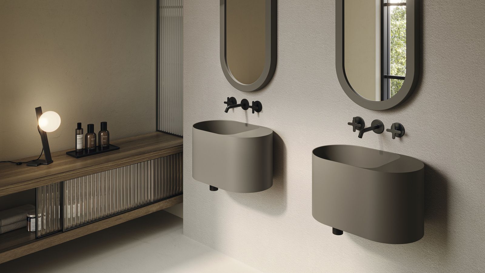 Salle de bains moderne avec deux lavabos ovales muraux, des miroirs et une armoire en bois avec lampe et flacons.