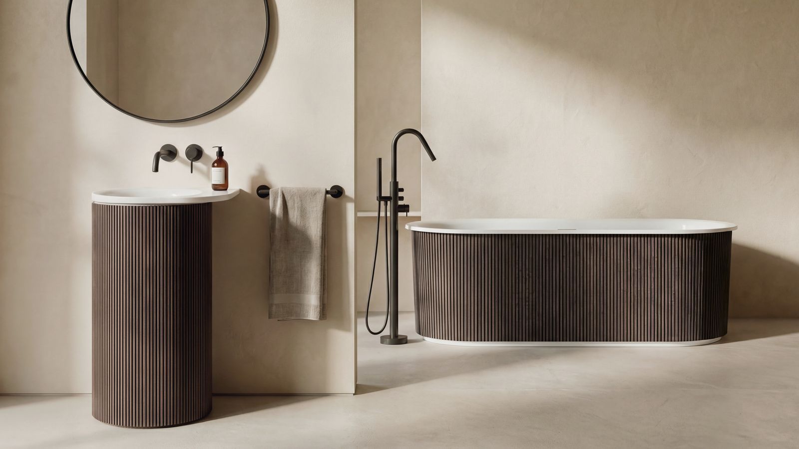 Salle de bains moderne avec miroir rond, meuble-lavabo à rayures, baignoire îlot et robinetterie noire sur un mur beige.