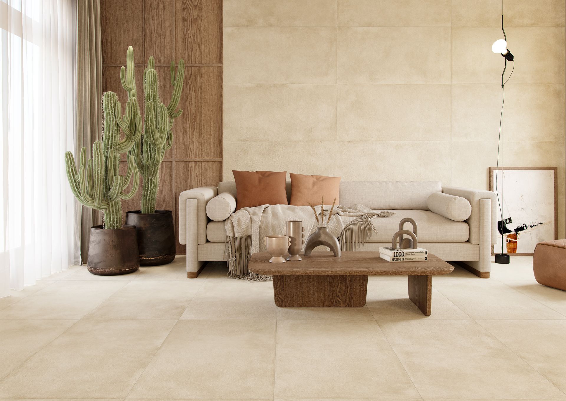 Salon minimaliste beige avec canapé, table basse, cactus en pot et décoration neutre