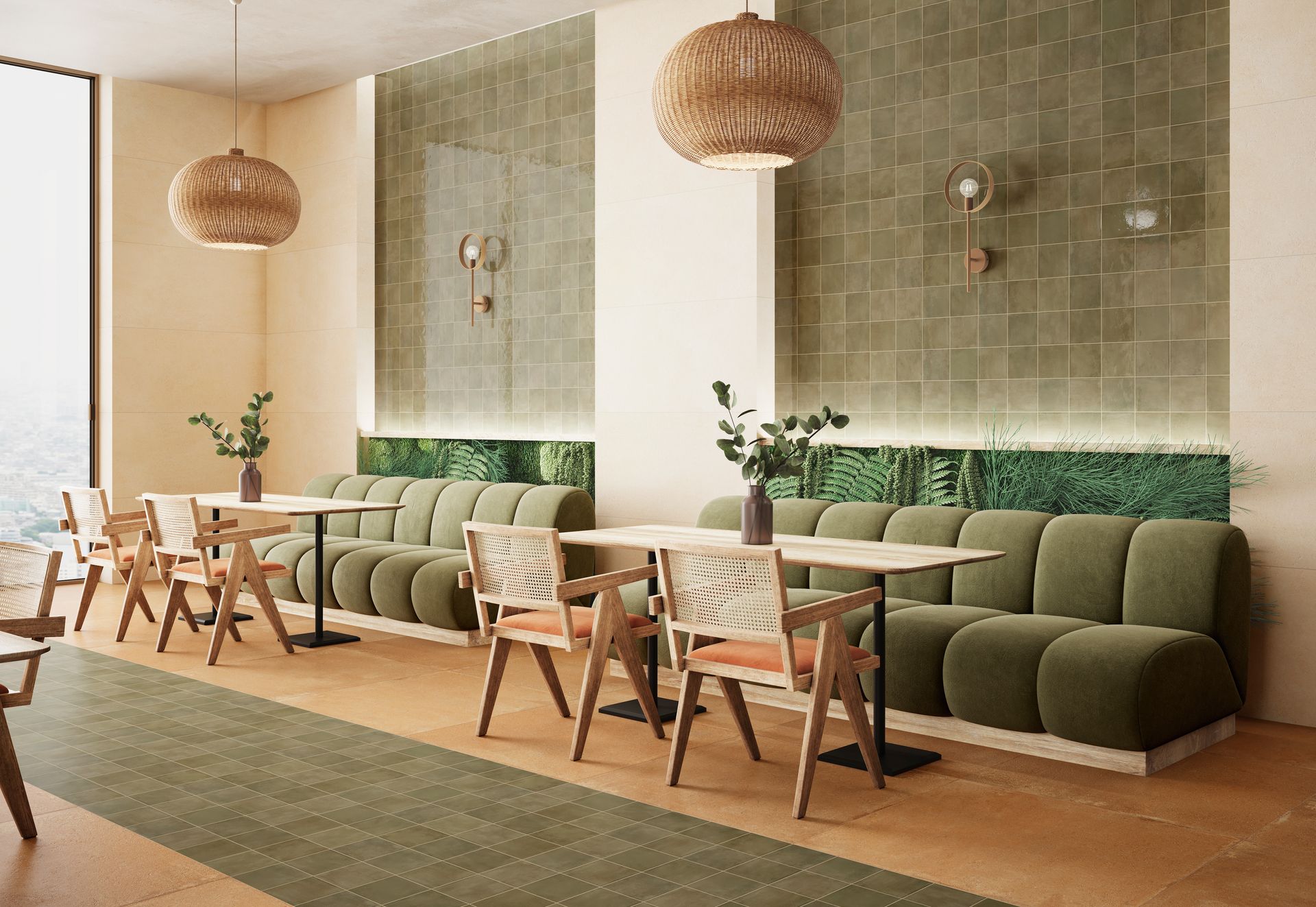 Intérieur de café chaleureux avec banquettes vertes, chaises en bois, suspensions lumineuses en osier et murs aux tons neutres et doux.
