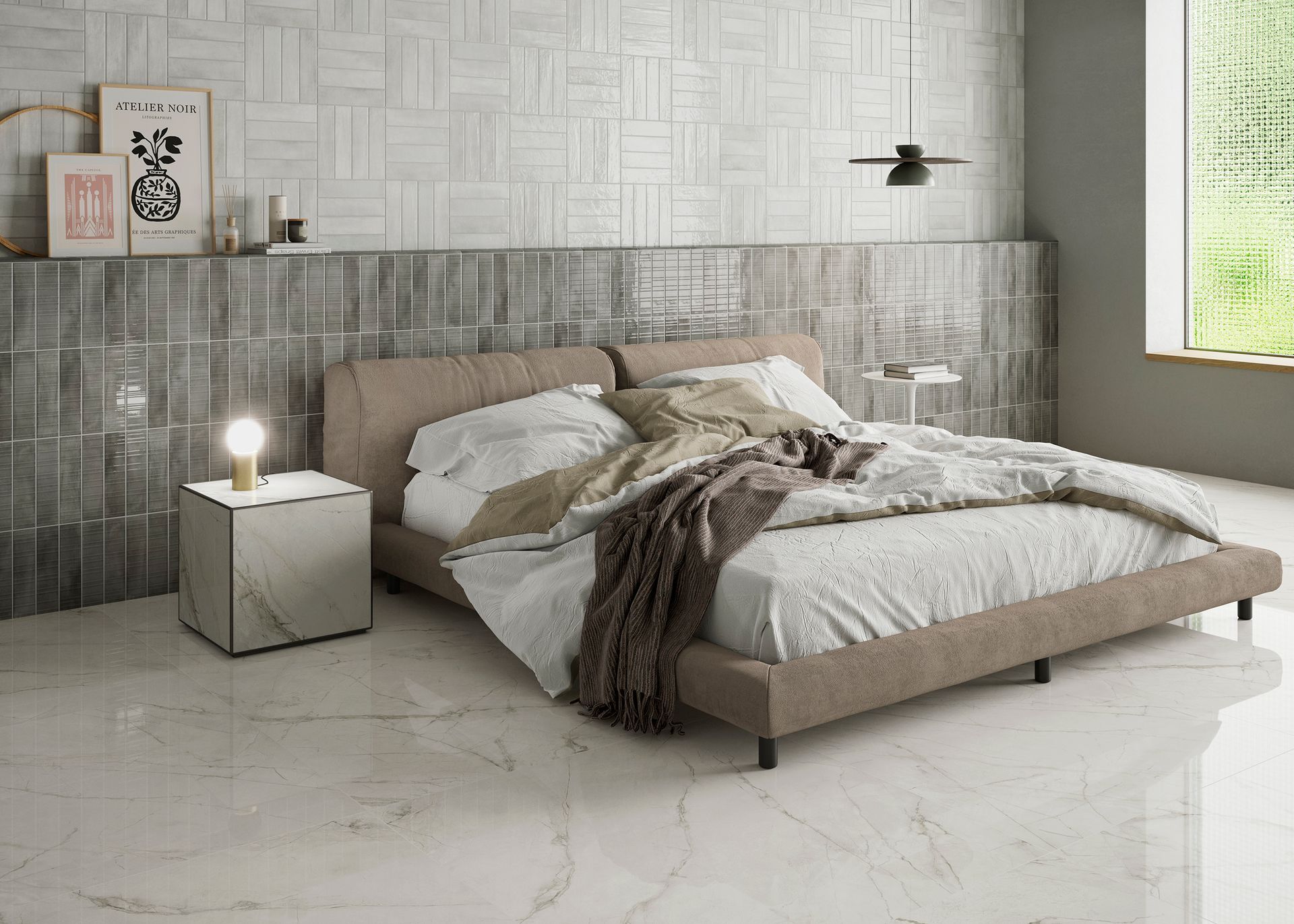 Chambre moderne avec un lit bas beige, du linge de lit blanc, un mur texturé et une lampe de chevet
