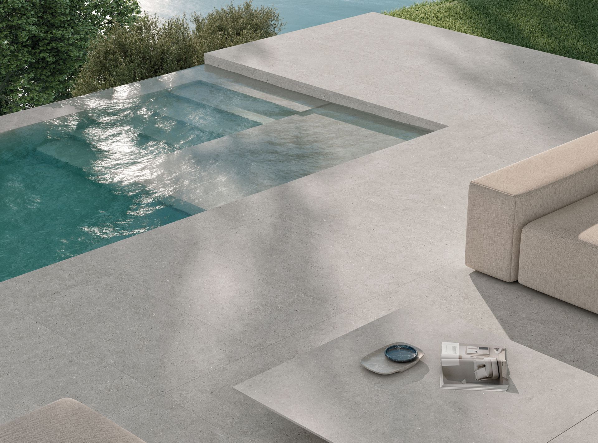 Patio moderne avec une piscine turquoise, des sièges beiges et une petite table au premier plan.