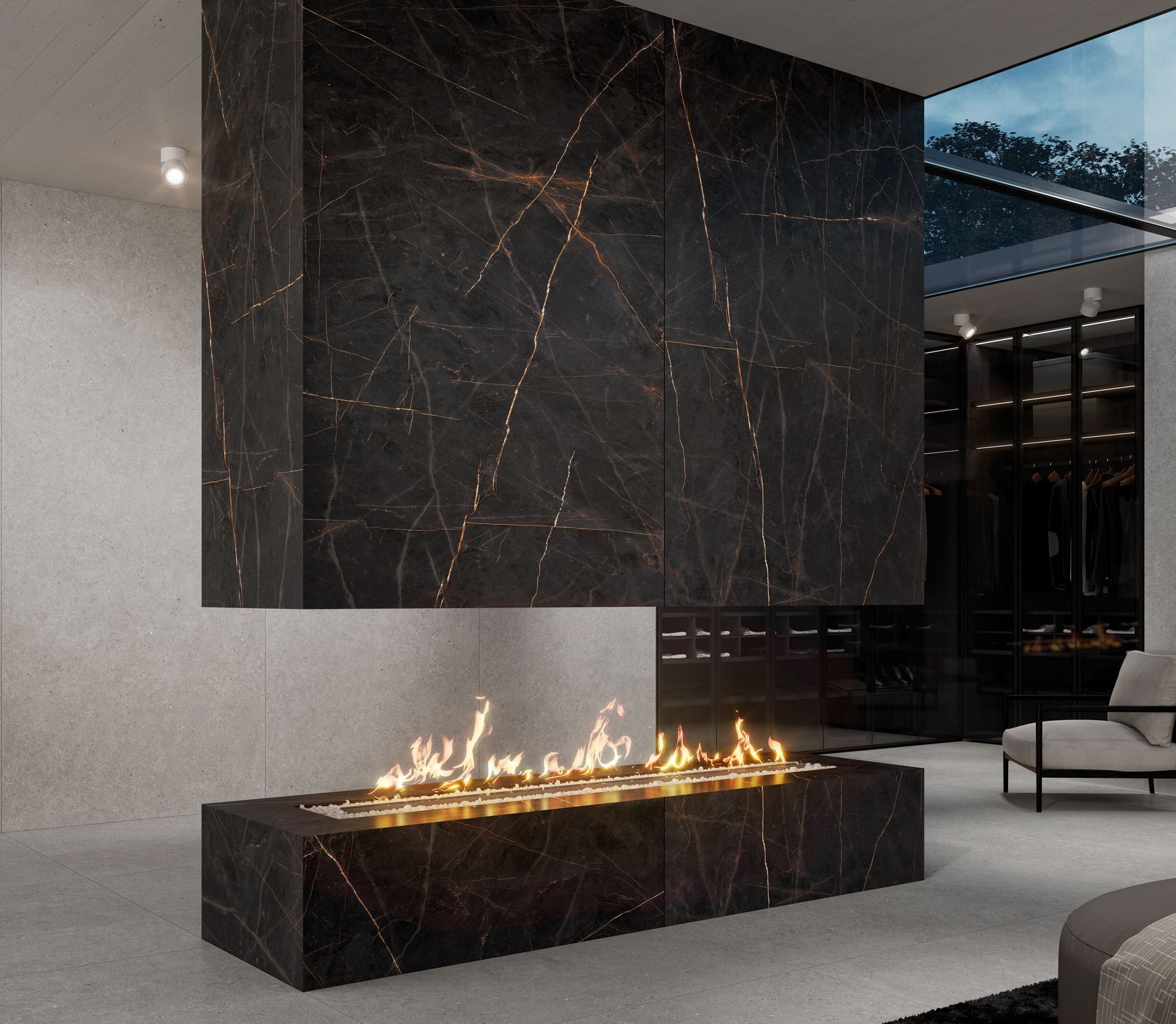 Salon moderne avec une cheminée en marbre noir et un foyer rectangulaire brûlant sous un panneau mural assorti.