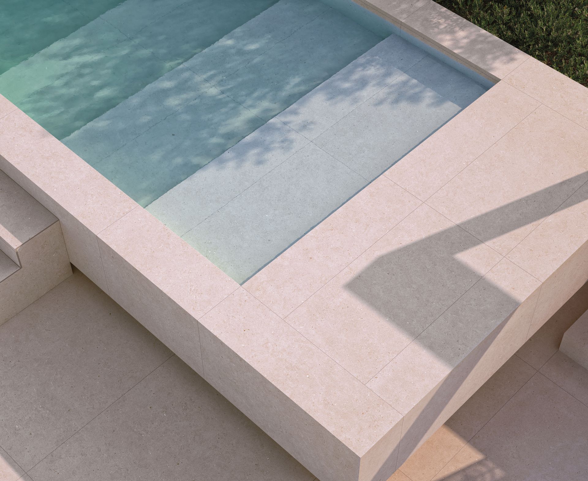 Jacuzzi extérieur moderne blanc avec eau bleue et une ombre rectangulaire sur le côté