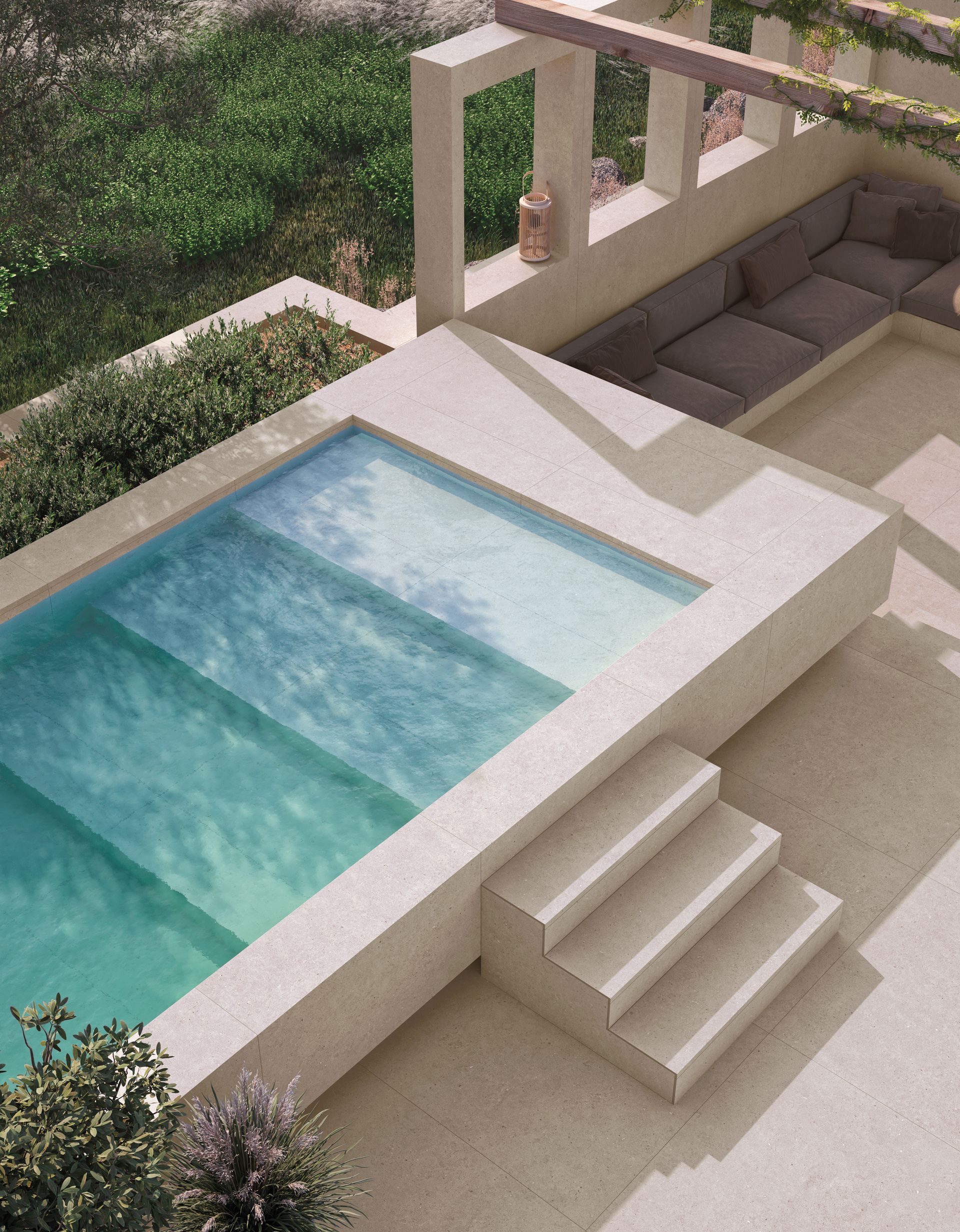 Cour intérieure moderne avec une petite piscine turquoise, des marches beiges et des terrasses en pierre blanche.
