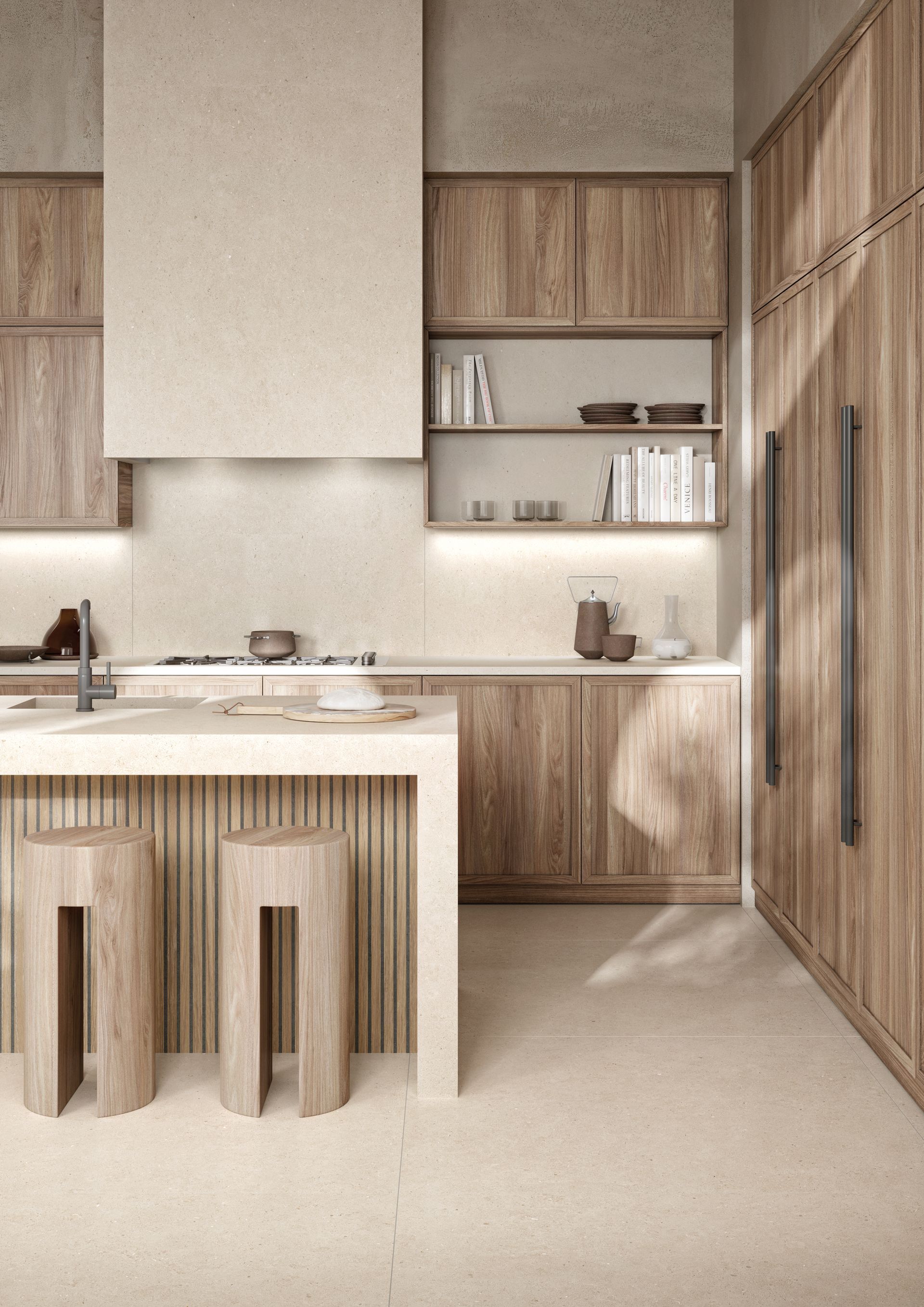 Cuisine beige minimaliste avec armoires en bois, tabourets d'îlot et étagères ouvertes.