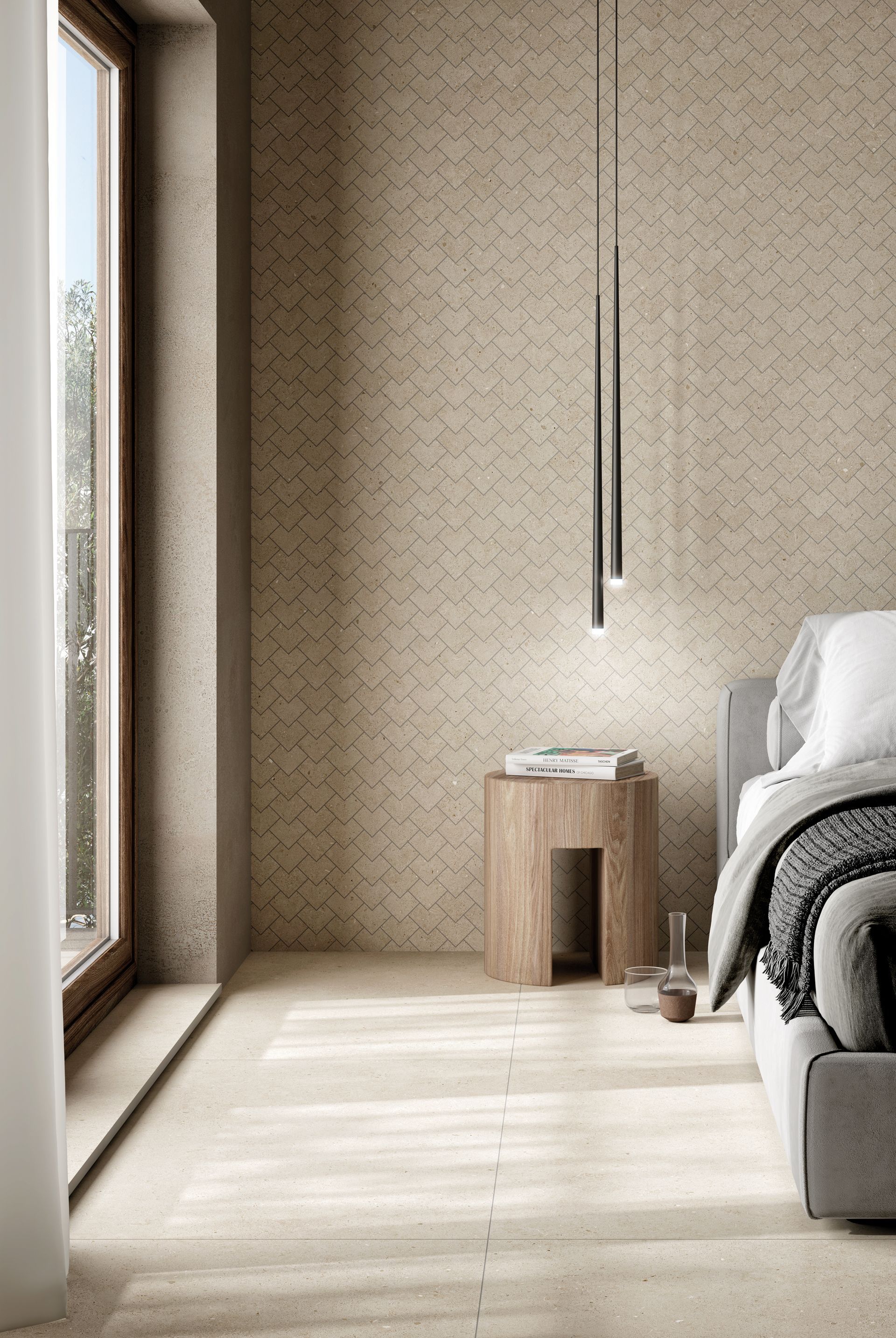 Chambre minimaliste avec papier peint à motifs, grande fenêtre, suspensions lumineuses et lit à côté d'une petite table de chevet.