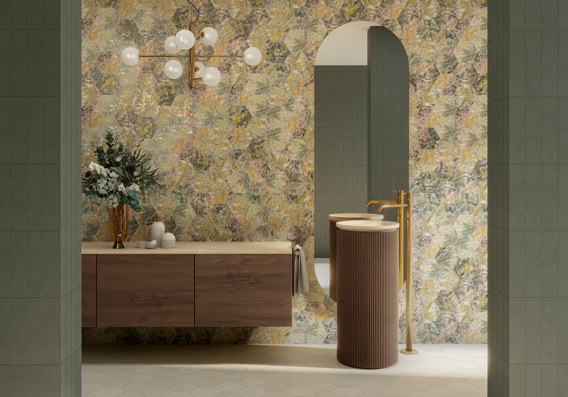 Salle de bains moderne avec papier peint à motifs floraux, meuble-lavabo en bois, miroir arqué et lavabo sur pied sur murs carrelés.