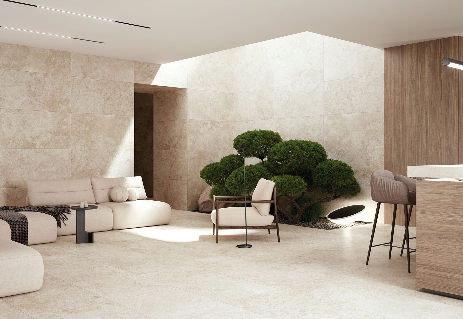 Salon minimaliste beige avec sièges bas, chaises sculpturales et centre de table végétal de style bonsaï