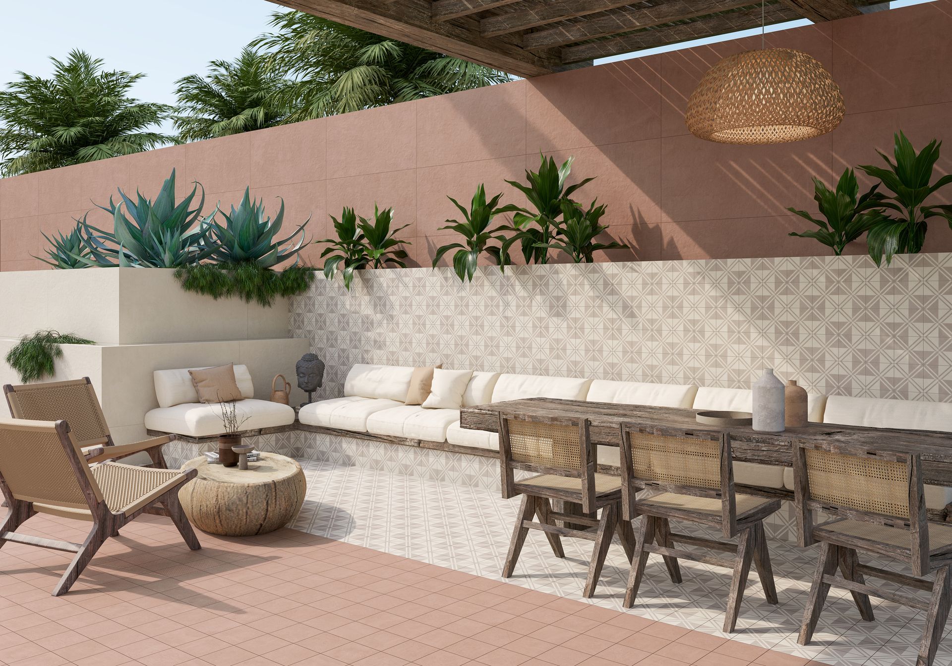 Terrasse extérieure avec canapés et chaises en osier, et une table à manger près d'un mur carrelé et de plantes