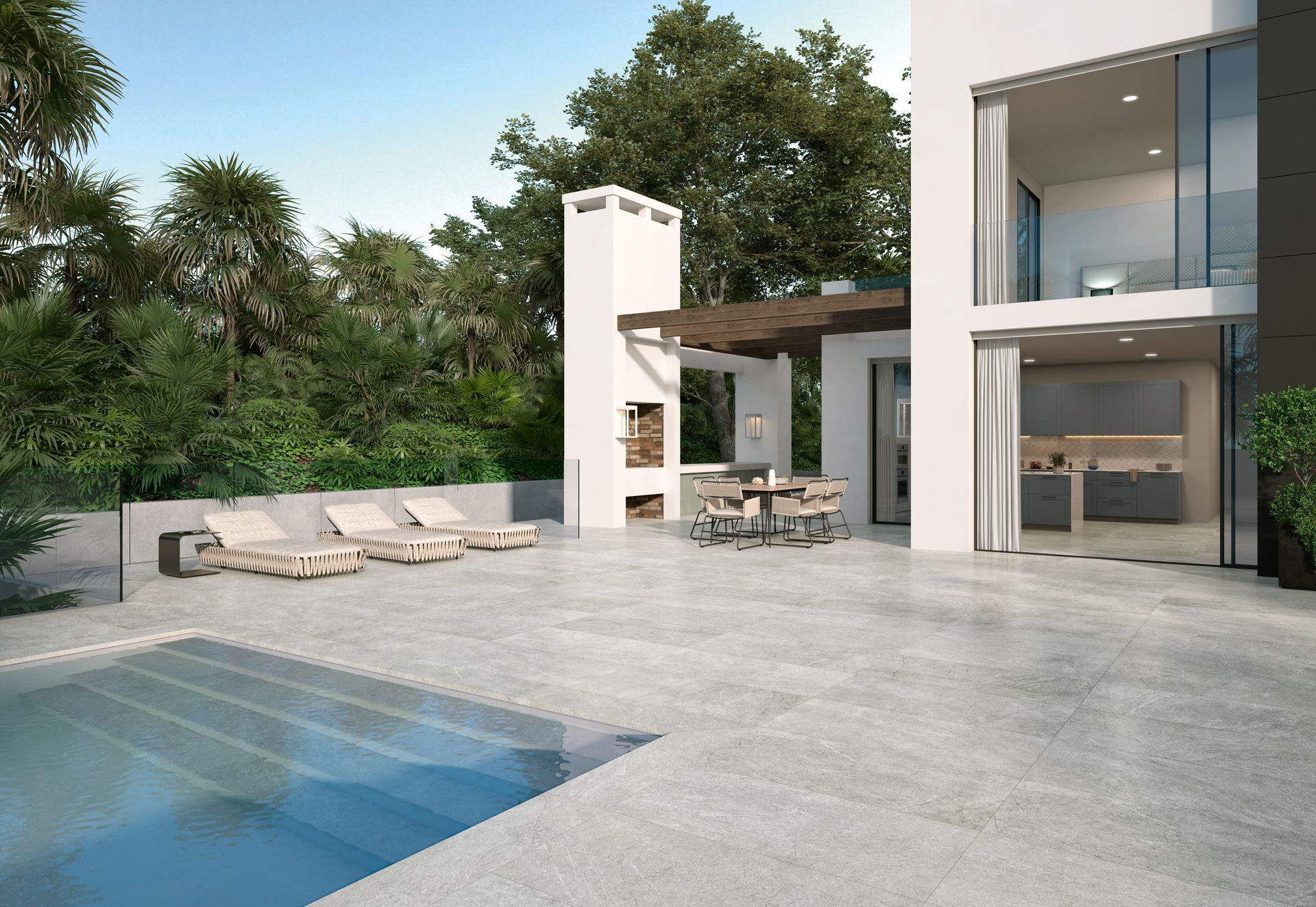 Patio moderne dans la cour arrière avec piscine, chaises longues, coin repas et maison à deux étages