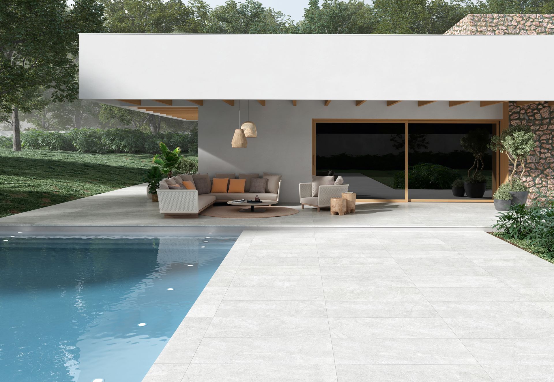 Patio moderne avec piscine, chaises longues et coin salon extérieur ombragé à côté d'une maison.