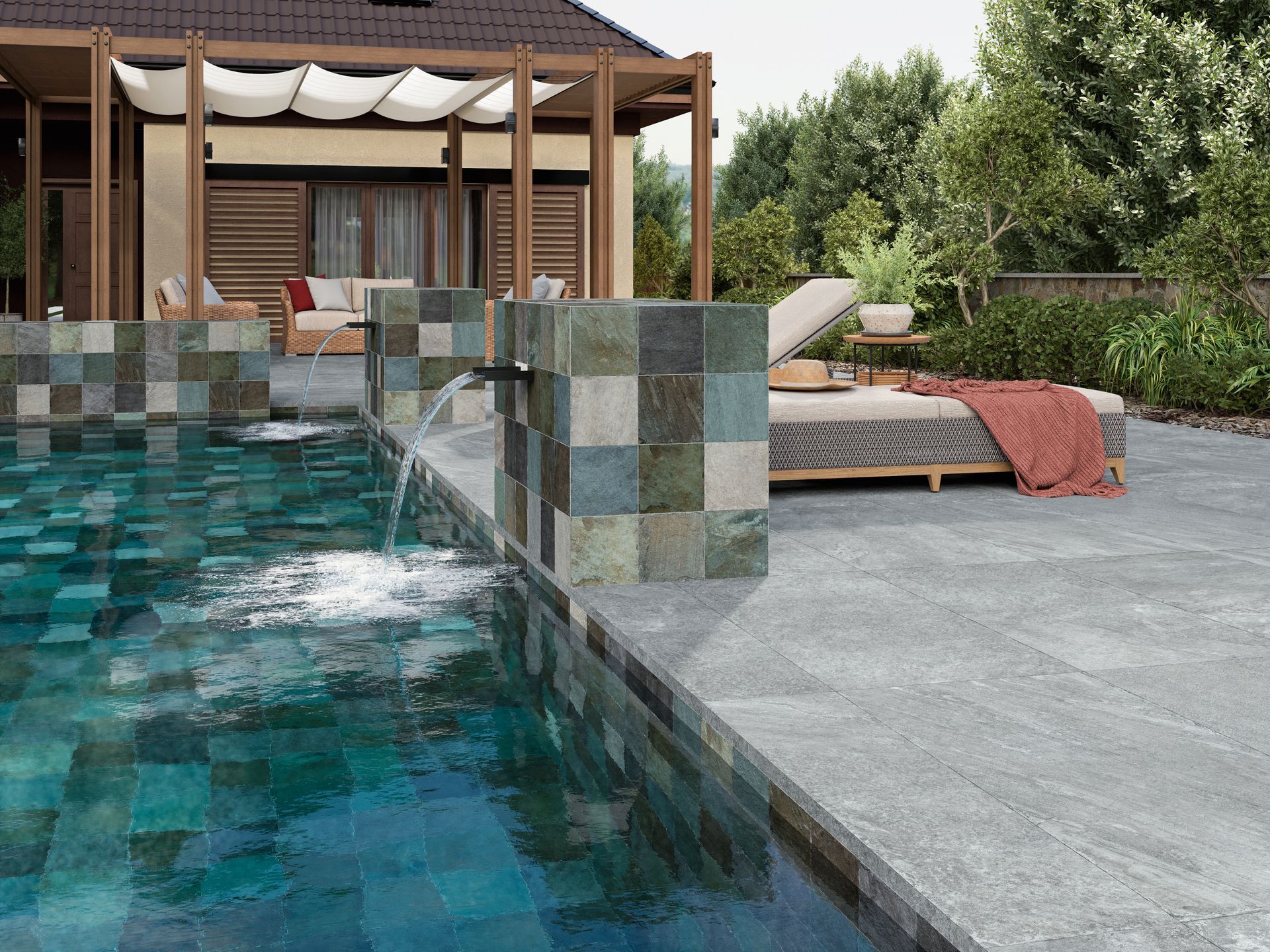 Terrasse moderne au bord de la piscine avec piscine turquoise, chaises longues sous un auvent et verdure à côté d'une terrasse en pierre