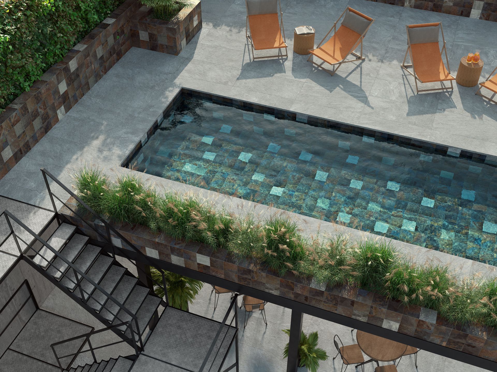 Piscine dans la cour avec une mosaïque d'eau turquoise, chaises longues, parasols et escalier à côté d'une allée en pierre.