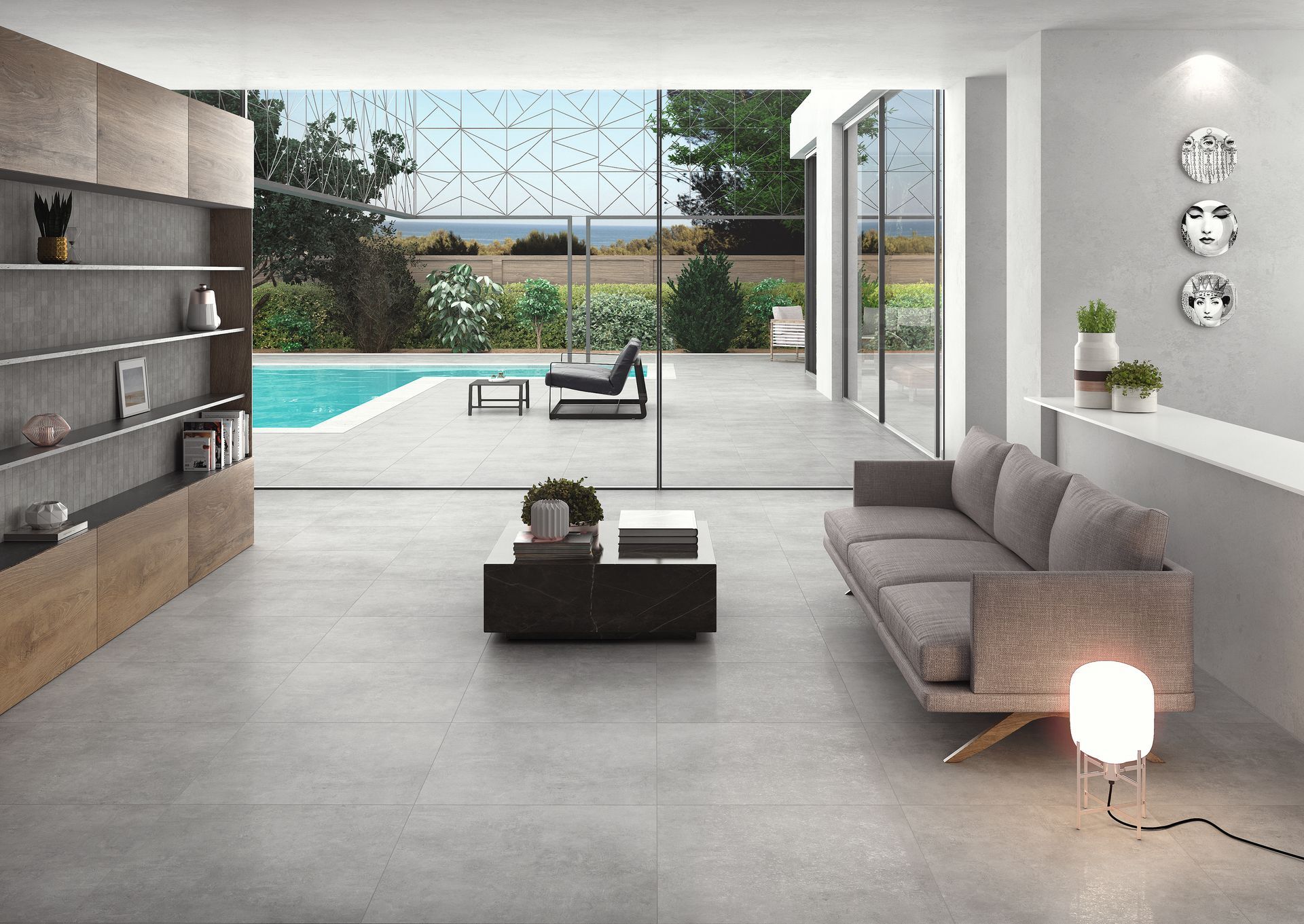 Salon moderne s'ouvrant sur la piscine et le jardin par de grandes portes vitrées