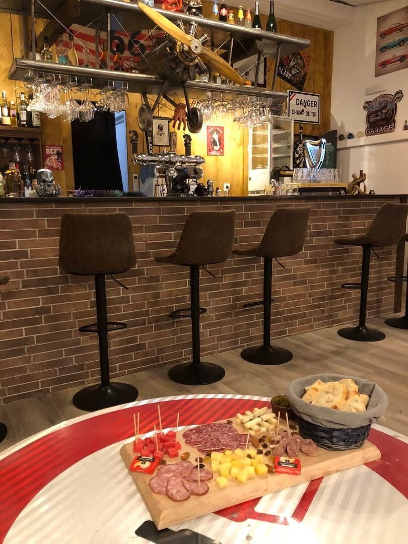 Le comptoir du bar avec des chaises hautes.