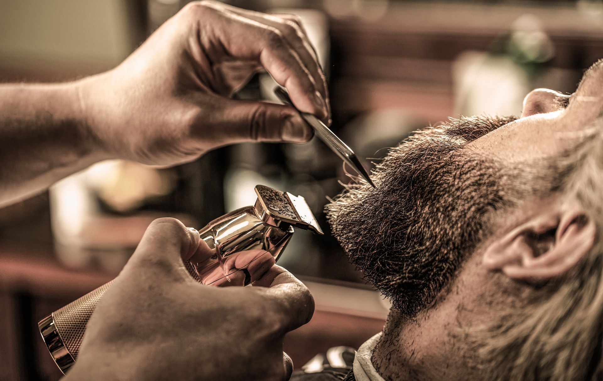 Un barbier qui s'occupe de la barbe de quelqu'un.