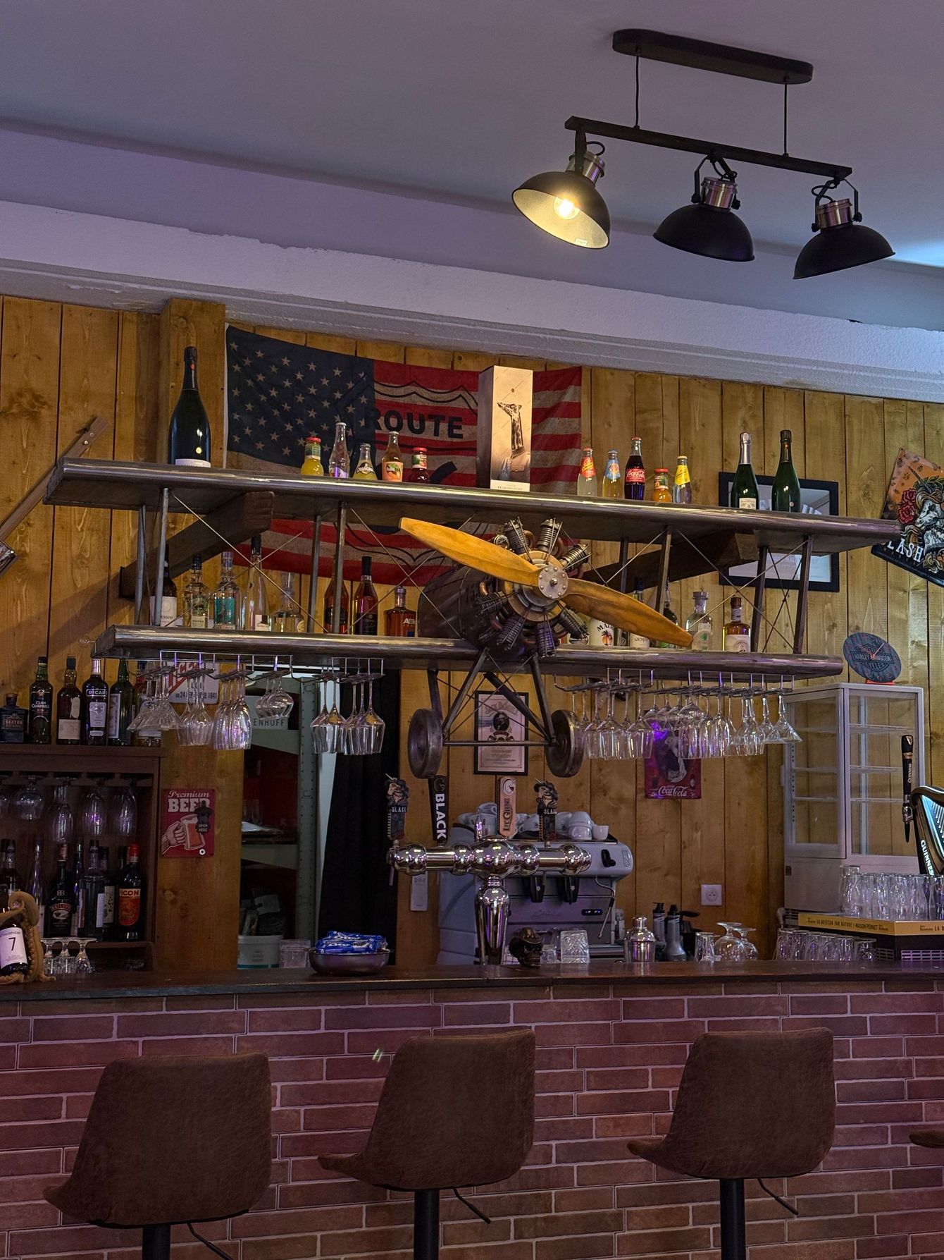 Les étagères du bar avec des bouteilles d'alcool.