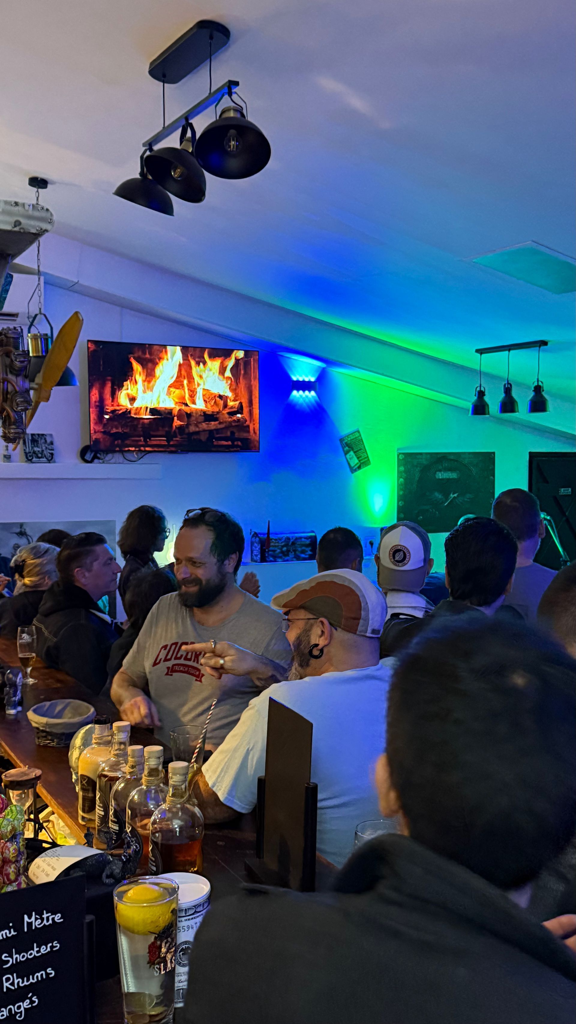 L'intérieur du bar avec un téléviseur accroché au mur.