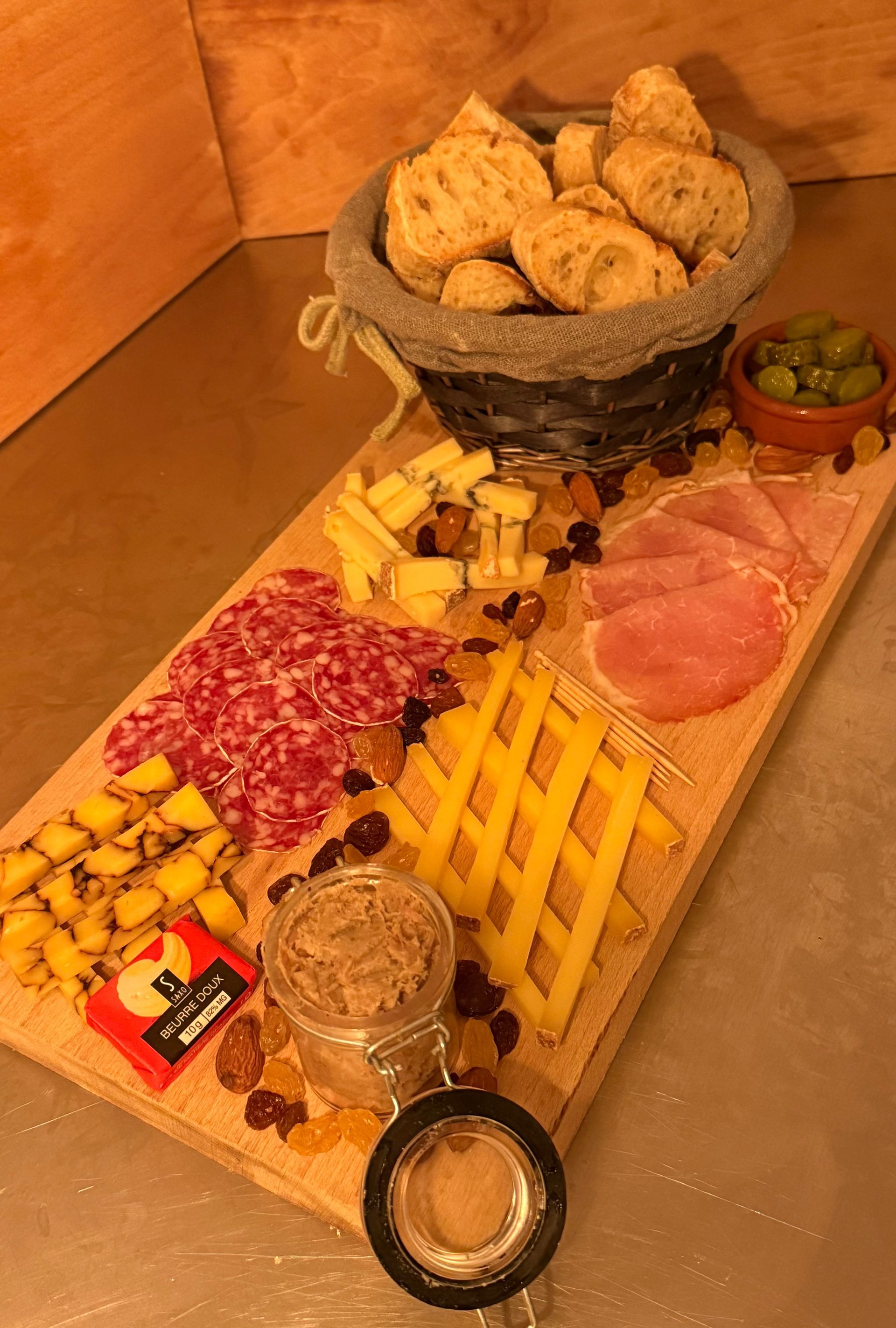 Une planche de charcuterie et fromage.