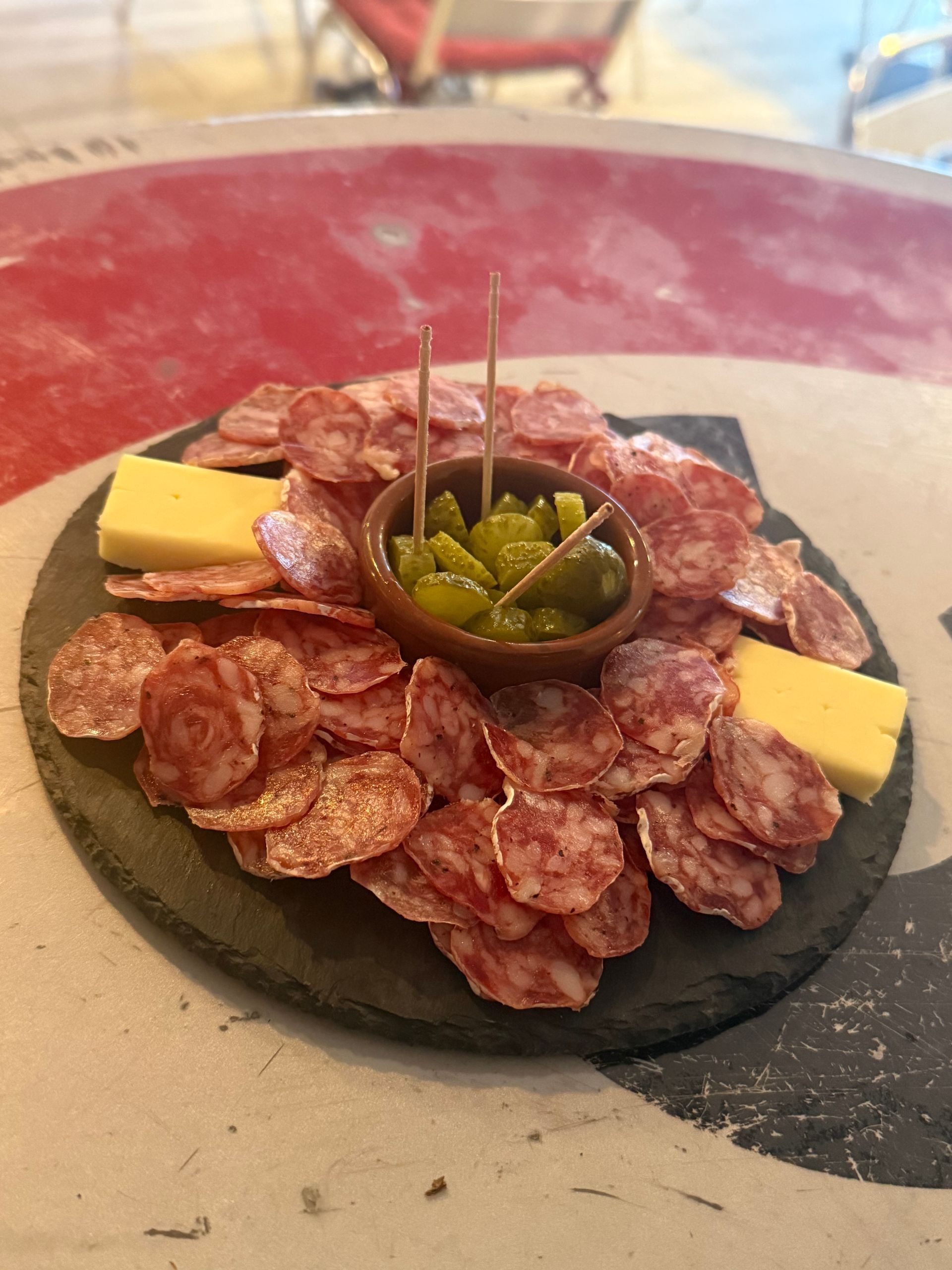 Un plateau de saucisson et fromage.