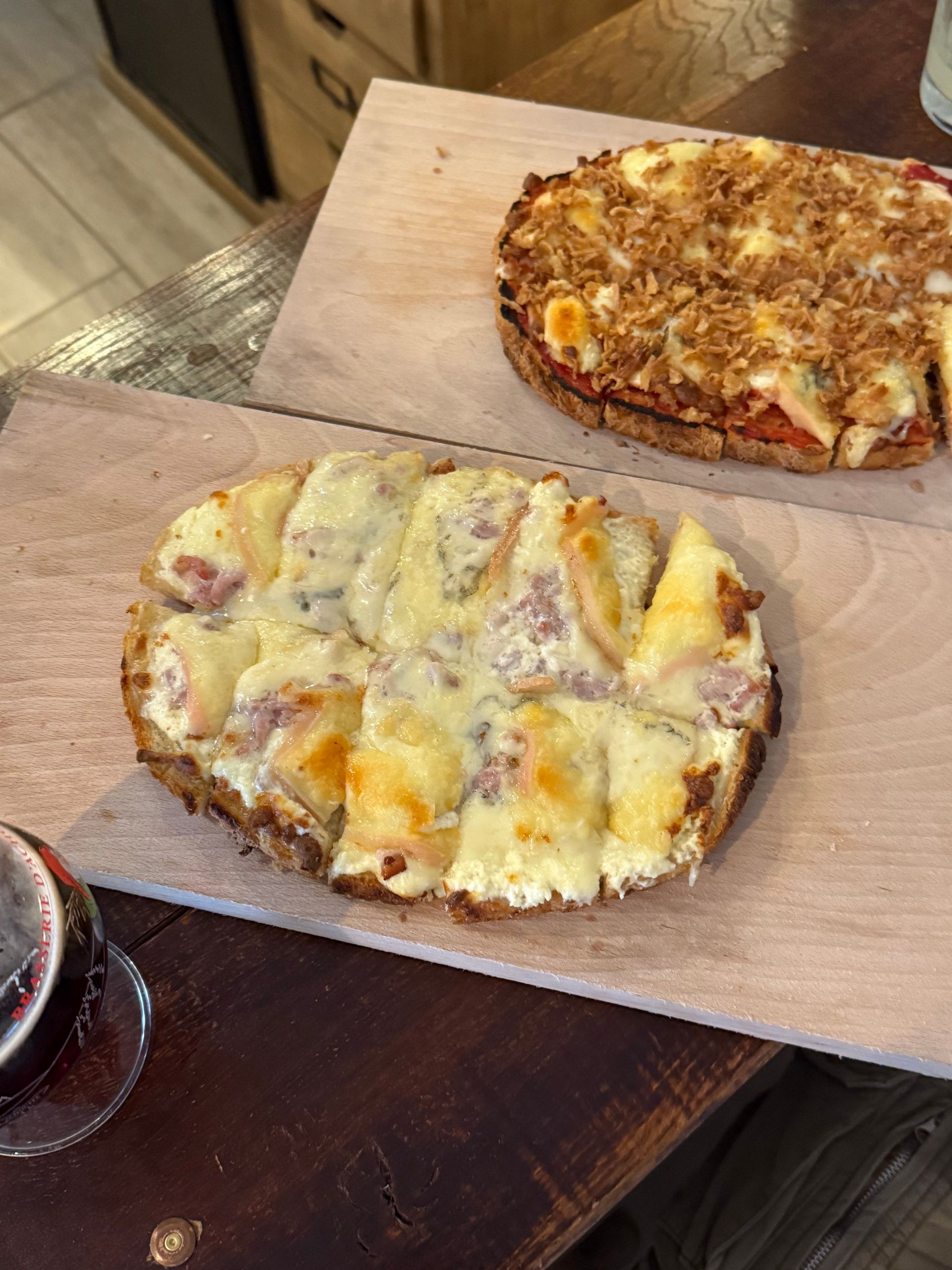 Une bruschetta au fromage.