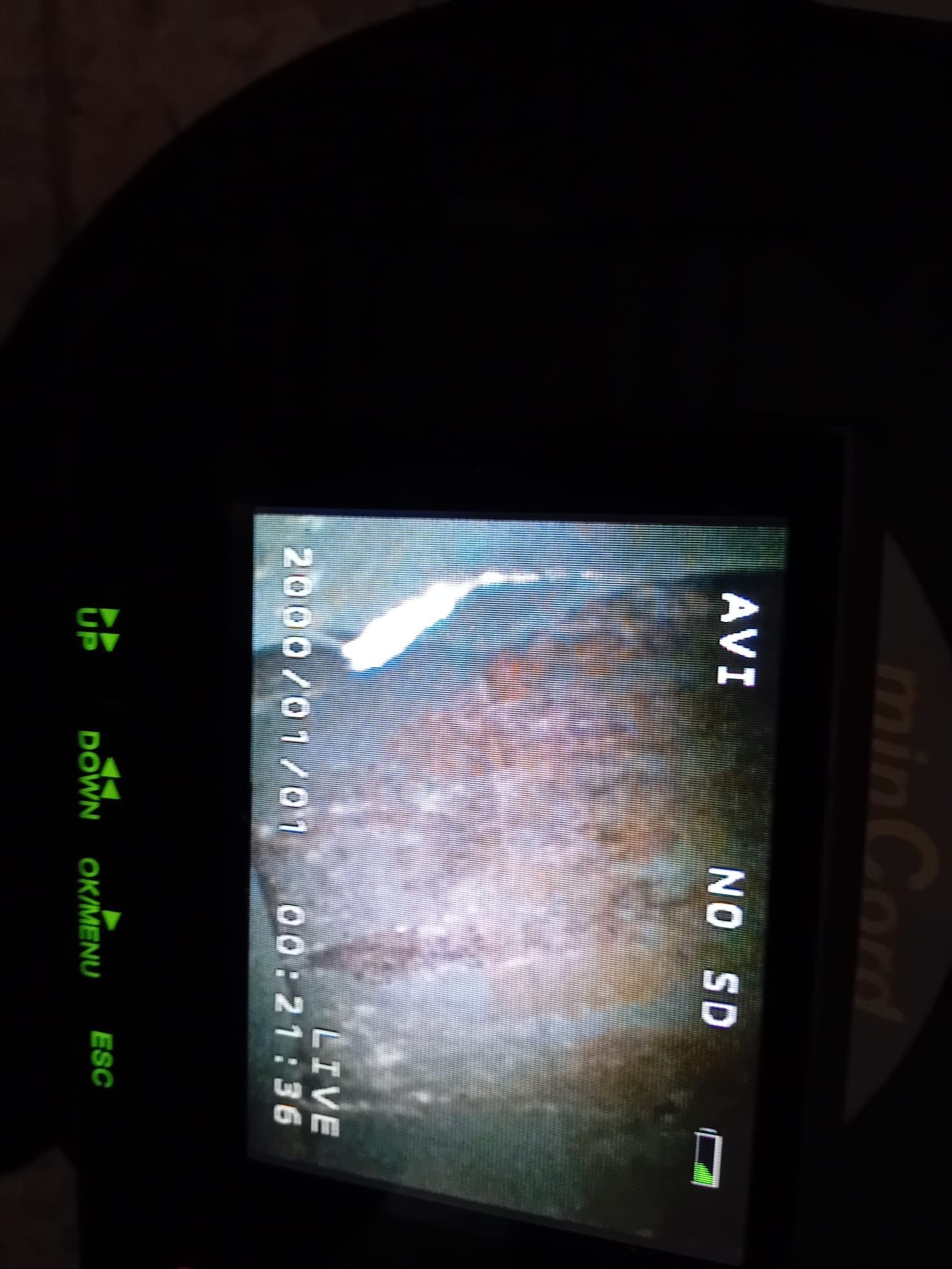 Una cámara está tomando una fotografía de una tubería.