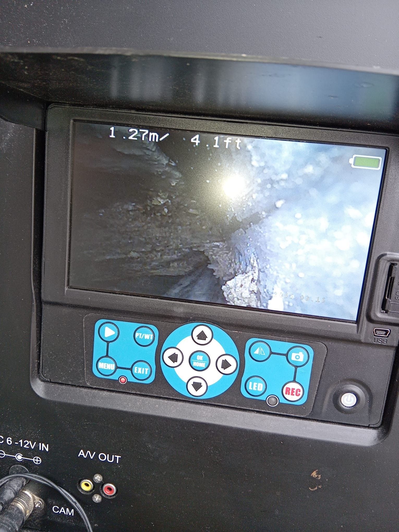 Un primer plano de un monitor con botones.