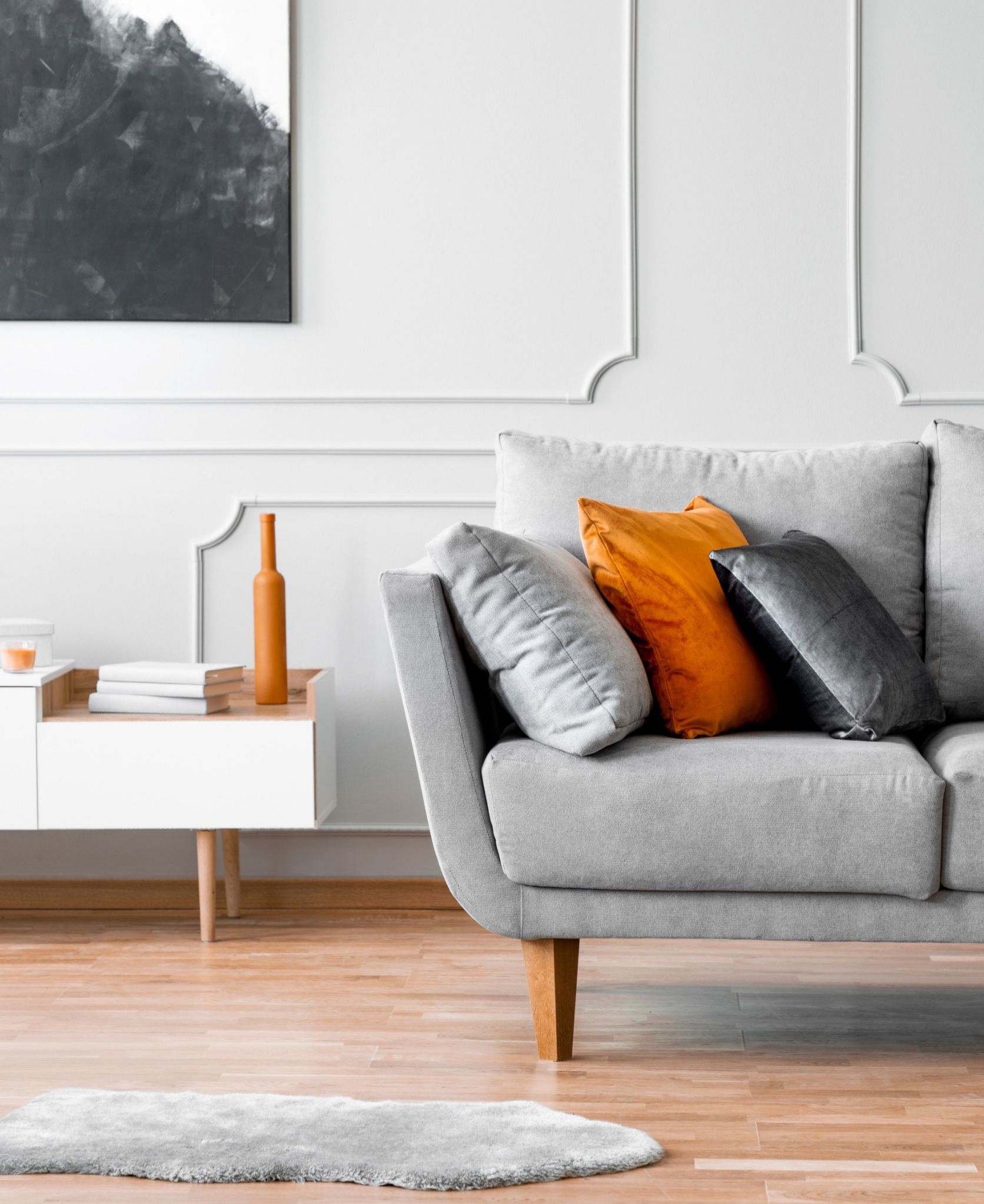 Una sala de estar con un sofá y almohadas.